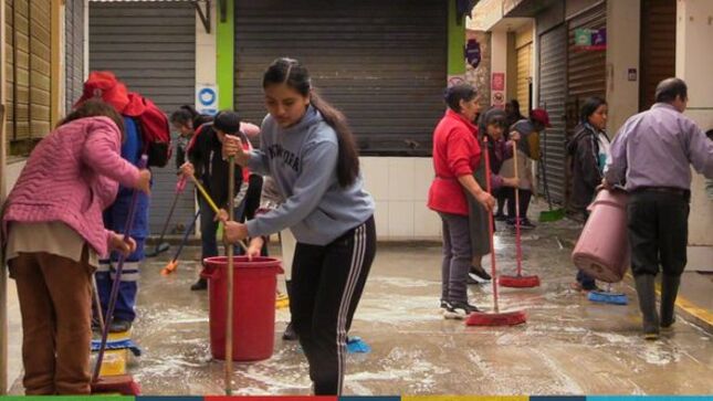 La Municipalidad Provincial de Cajamarca través de la gerencia de Desarrollo Ambiental, realizó la limpieza y desinfección del mercado del barrio la Tulpuna.
✅Esta labor contó con la presencia y colaboración activa de los vecinos de la zona, cabe resaltar el apoyo del presidente del barrio el señor Orlando Caruajulca y la presidenta del comité del mercado Raquel Tasilla, quienes en coordinación con la sensibilizadora del municipio realizaron esta importante actividad.
🤝Estas actividades se realizan cada 15 días con el objetivo de mantener estos espacios limpios y saludables, para garantizar la salubridad de sus productos debido a la gran afluencia de público.