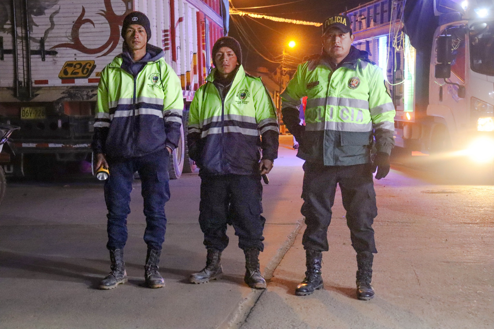 La Municipalidad Distrital de San Pablo de Pillao y la Policía Nacional del Perú realizaron un operativo inopinado en Cushipampa, con la finalidad de advertir a los establecimientos que expenden bebidas alcohólicas el cumplimiento de la Ordenanza Municipal 005-2023-MDSPP.
Durante el operativo se exhortó a los establecimientos a que tramiten su licencia de funcionamiento y respeten los horarios establecidos, caso contrario serán clausurados y denunciados.
La Ordenanza Municipal 005-2023-MDSPP, regula la emisión sonora, parámetros constructivos de establecimientos; la comercialización, consumo, publicidad y horarios de ventas de bebidas alcohólicas.
¡Evita ser multado con hasta el 100 % de una UIT, el cierre de tu establecimiento y denunciado ante el Ministerio Público!
Si tienes un establecimiento que expende bebidas alcohólicas o planeas abrir uno, acércate a la Gerencia de Desarrollo Económico de la Municipalidad Distrital de San Pablo de Pillao para iniciar tu proceso de formalización.
A partir de hoy, se realizarán operativos conjuntamente con las juntas vecinales, Policía Nacional del Perú, Rondas Campesinas y Ministerio Público, a fin de sancionar a quienes no acaten la ordenanza y fomenten la inseguridad.