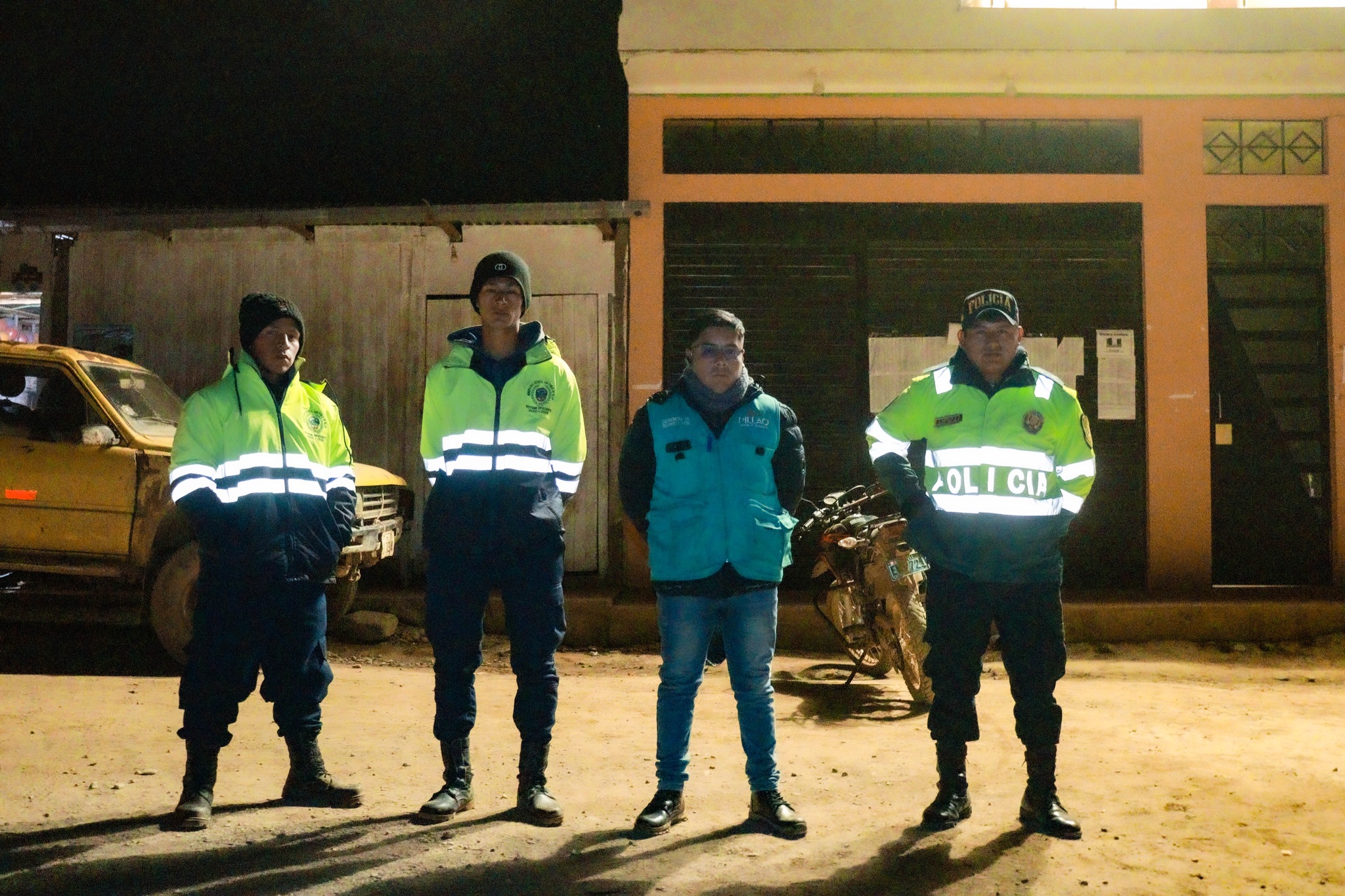 La Municipalidad Distrital de San Pablo de Pillao y la Policía Nacional del Perú realizaron un operativo inopinado en Cushipampa, con la finalidad de advertir a los establecimientos que expenden bebidas alcohólicas el cumplimiento de la Ordenanza Municipal 005-2023-MDSPP.
Durante el operativo se exhortó a los establecimientos a que tramiten su licencia de funcionamiento y respeten los horarios establecidos, caso contrario serán clausurados y denunciados.
La Ordenanza Municipal 005-2023-MDSPP, regula la emisión sonora, parámetros constructivos de establecimientos; la comercialización, consumo, publicidad y horarios de ventas de bebidas alcohólicas.
¡Evita ser multado con hasta el 100 % de una UIT, el cierre de tu establecimiento y denunciado ante el Ministerio Público!
Si tienes un establecimiento que expende bebidas alcohólicas o planeas abrir uno, acércate a la Gerencia de Desarrollo Económico de la Municipalidad Distrital de San Pablo de Pillao para iniciar tu proceso de formalización.
A partir de hoy, se realizarán operativos conjuntamente con las juntas vecinales, Policía Nacional del Perú, Rondas Campesinas y Ministerio Público, a fin de sancionar a quienes no acaten la ordenanza y fomenten la inseguridad.