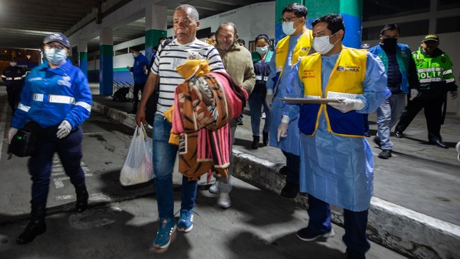 Más de 60 personas se van rescatando de dormir en las plazas y parques de la capital. 