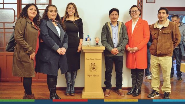 El Centro Cultural Municipal "Miguel Espinach" vuelve a ser un espacio de difusión de las más innovadoras expresiones artísticas cajamarquinas 🎨. 
📣Este 21 de setiembre  se presentó la muestra "Funkos Folk" de Manuel Limay Incil, Nancy Ysla, Víctor Aparicio, Miguel Mendoza y Marianela Narro. Denominados como Colectivo "China Linda" 🦅, nuestros artistas cajamarquinos nos traen bellas esculturas 🪆, elaboradas en cerámica en frío, inspiradas por los muñecos coleccionables de la cultura popular: los "Funko Pop", pero con una visión  desde nuestra tradición Cajamarquina.
👀 Ven a verlos en vivo y en directo a la expo-venta en el salón dorado del Centro Cultural Municipal "Miguel Espinach", te van a encantar 😍.3