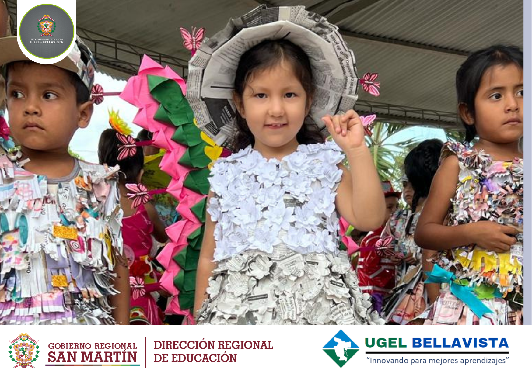 Niños felices luciendo sus trajes con material reciclado.
