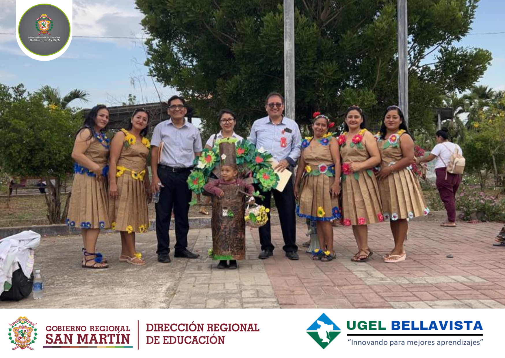 Director de UGEL Bellavista POEL RUFINO HERRERA BENDEZÚ, participó junto a docentes y niños con trajes reciclados.