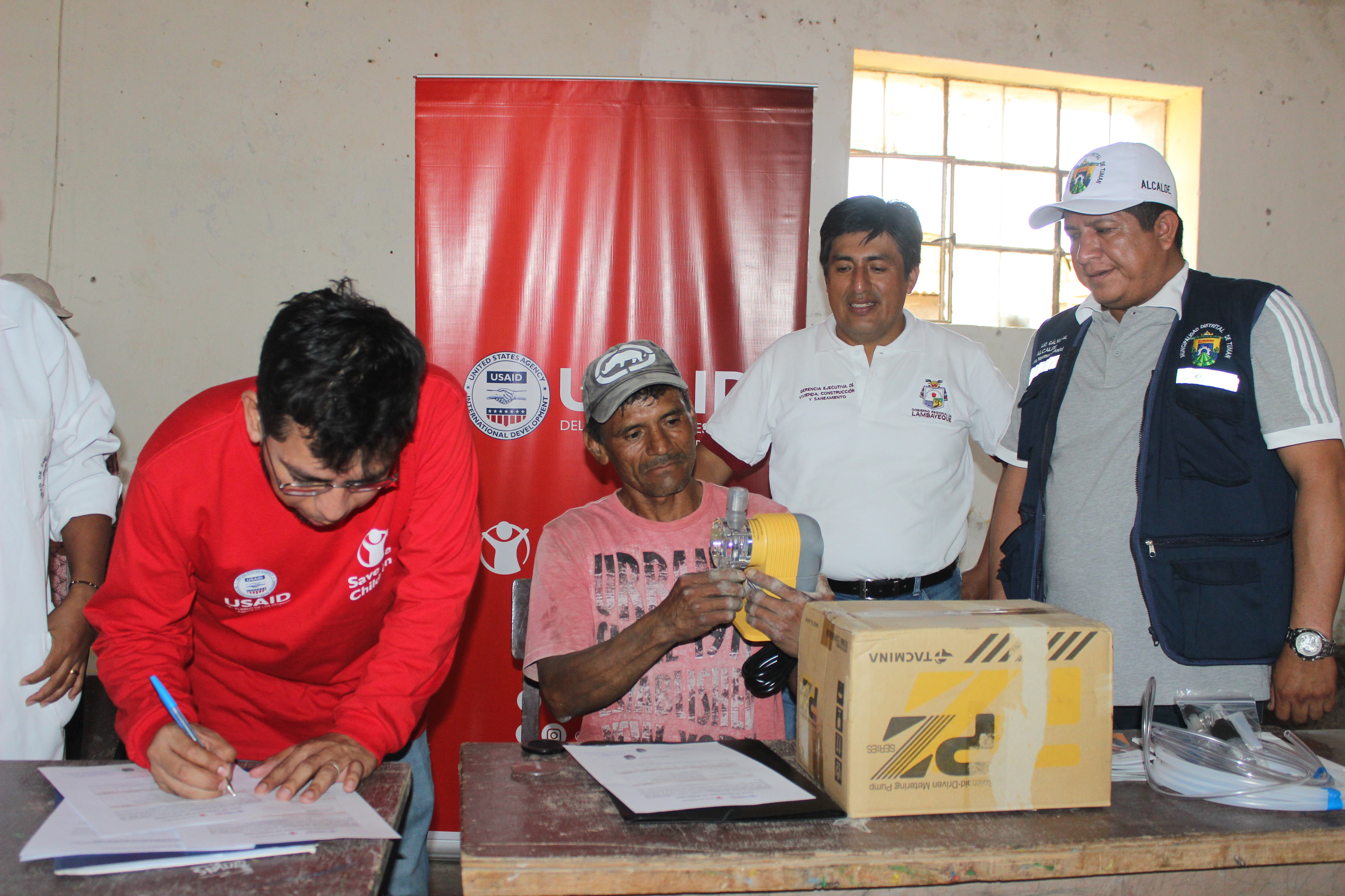 Entrega de bomba dosificadora en el sector Rinconazo - Tumán