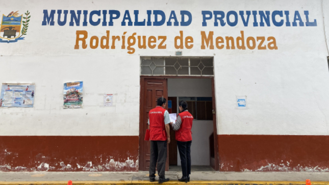 La Contraloría identificó que durante el periodo del 2021 la Municipalidad Provincial de Rodríguez de Mendoza no realizó el depósito total recaudado por diversos conceptos en las cuentas de la municipalidad provincial, lo que generó un perjuicio económico a la entidad por la suma de S/ 44 779. 