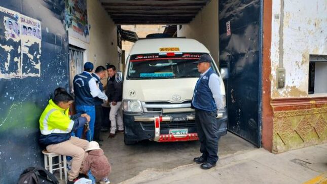 Continuamos fiscalizando locales para garantizar un mejor servicio al público usuario del transporte de pasajeros.
✅La gerencia de Transportes y Seguridad Vial en coordinación con Serenazgo de la Municipalidad de Cajamarca y la Policía Nacional de Tránsito, intensificaron operativos de fiscalización en diferentes terminales terrestres que ofrecen servicio de transporte interdistrital en nuestra ciudad.
🚫En esta oportunidad se logró intervenir a la empresa “Hernández Guzmán”, que ofrecía servicio de transporte interdistrital a los distritos de San Juan, Choropampa, Asunción y Magdalena en la cuadra 3 de la Av. Independencia, exhortando a los empresarios a mejorar sus instalaciones y regularizar su documentación ante un posible cierre temporal. 