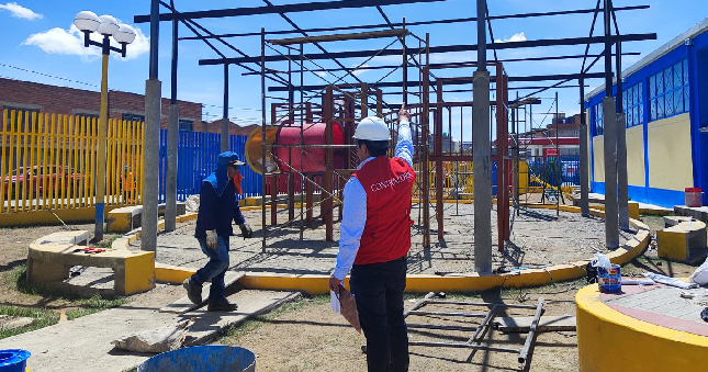 La Contraloría General recomendó a las autoridades de la Municipalidad Provincial de Pasco adoptar las acciones necesarias para superar los riesgos advertidos en la ejecución de la remodelación del complejo deportivo en el Asentamiento Humano de Tahuantinsuyo, distrito de Chaupimarca, luego de evidenciarse que la empresa contratista realiza trabajos pese a que el plazo de ejecución de la obra ya culminó.