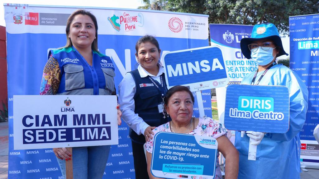 Minsa protege a adultos mayores de los Centros Integrales de Atención con la dosis bivalente