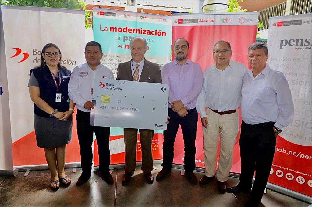 Juan Carlos Galfré García con autoridades locales de Iquitos