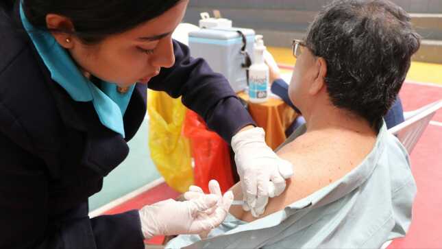  Regiones intensifican la vacunación con la dosis bivalente contra la covid-19 