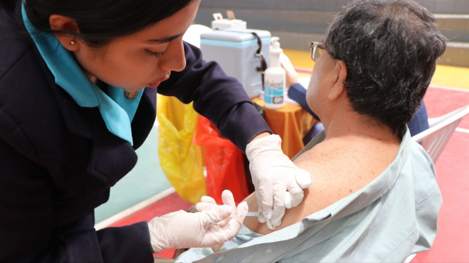 Regiones intensifican la vacunación con la dosis bivalente contra la covid-19