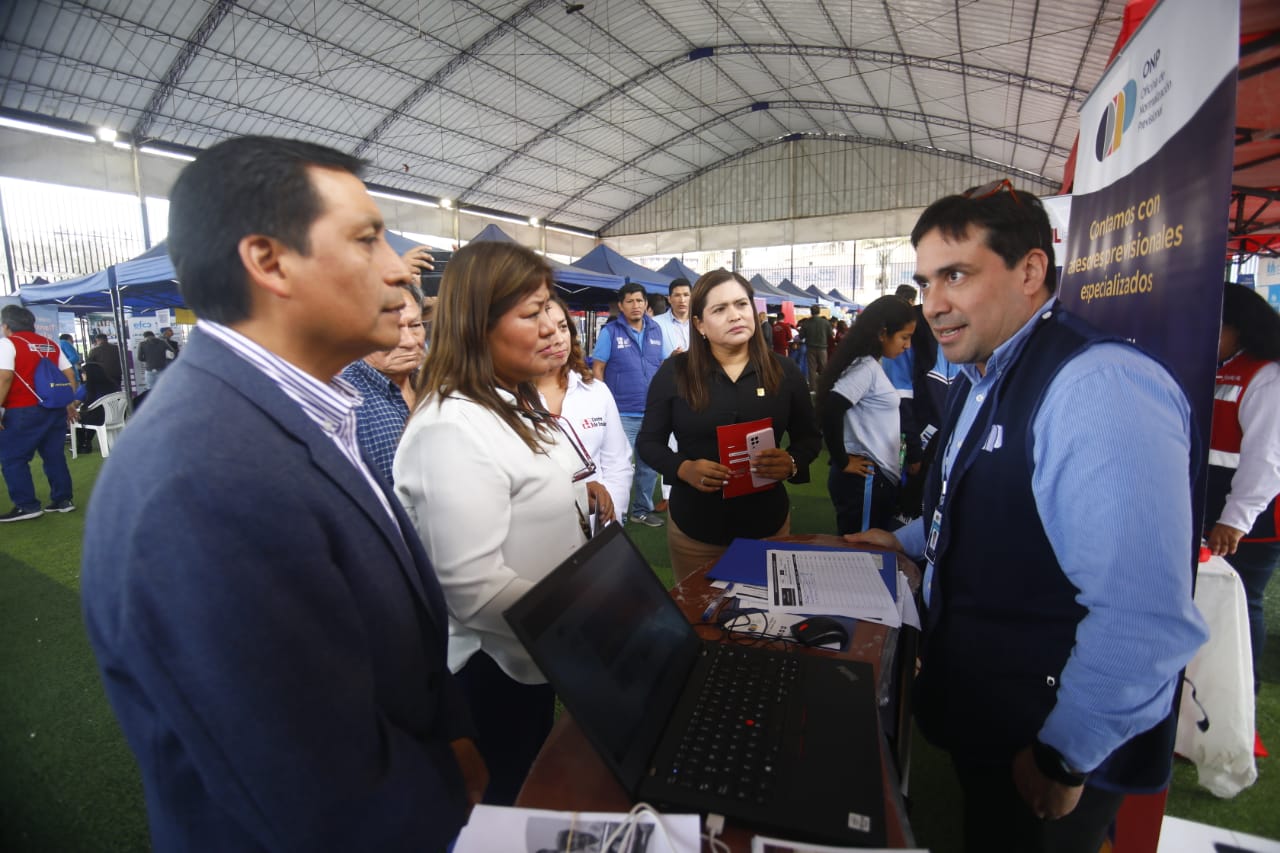 Recorrido de las autoridades por los stands de la feria 