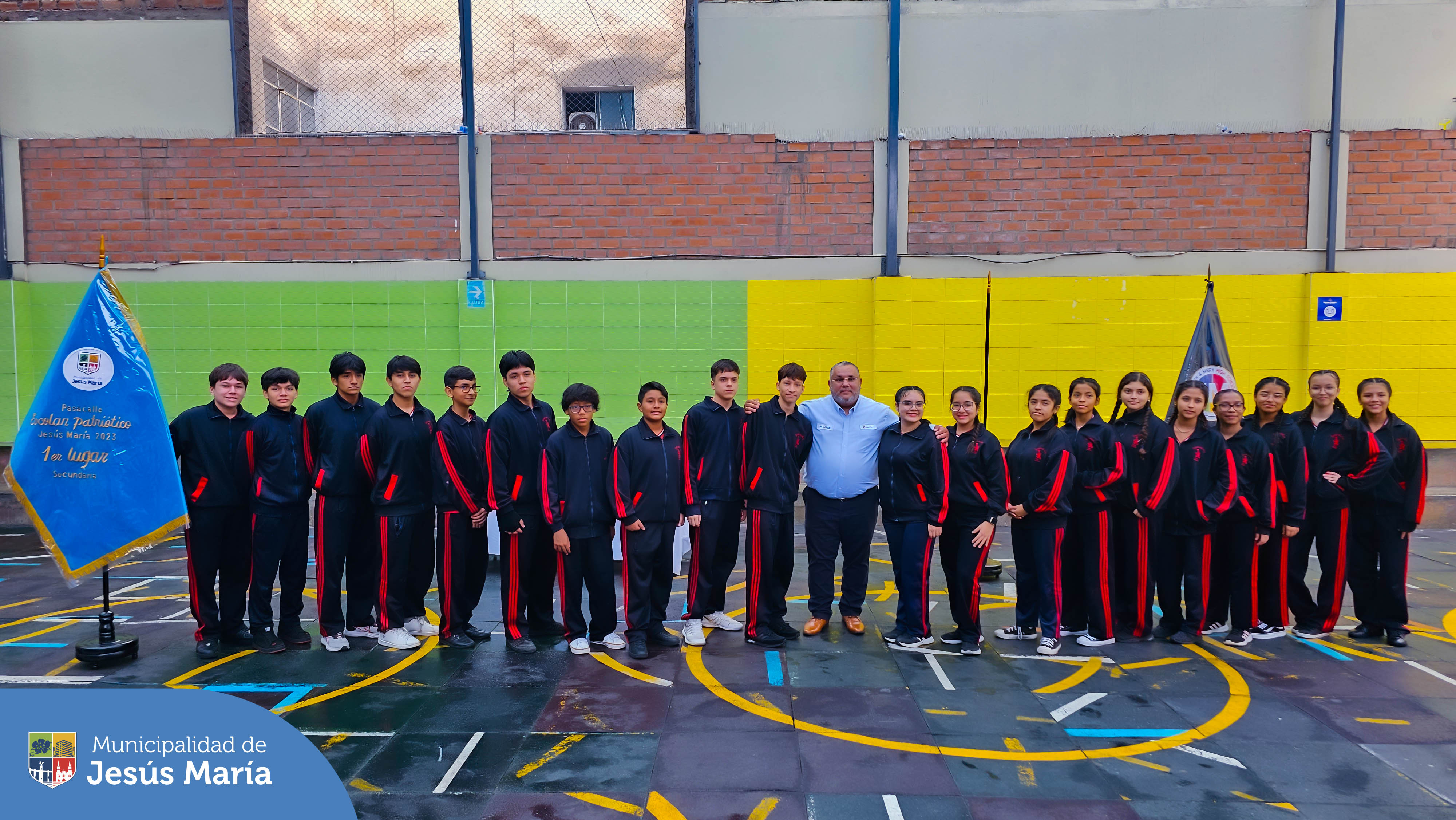 👏🏼 ¡Felicitaciones Joseph and Mery School! 🥳
Nuestro alcalde Jesús Gálvez Olivares continúa visitando los colegios participantes del 🇵🇪 Pasacalle Escolar Patriótico, que se realizó durante las celebraciones por la Independencia del Perú.
✔️ En esta oportunidad recibieron sus diplomas de honor los alumnos de secundaria y primaria del Colegio Joseph and Mery por haber alcanzado el 🥇 primer y 🥈 segundo puesto, respectivamente.