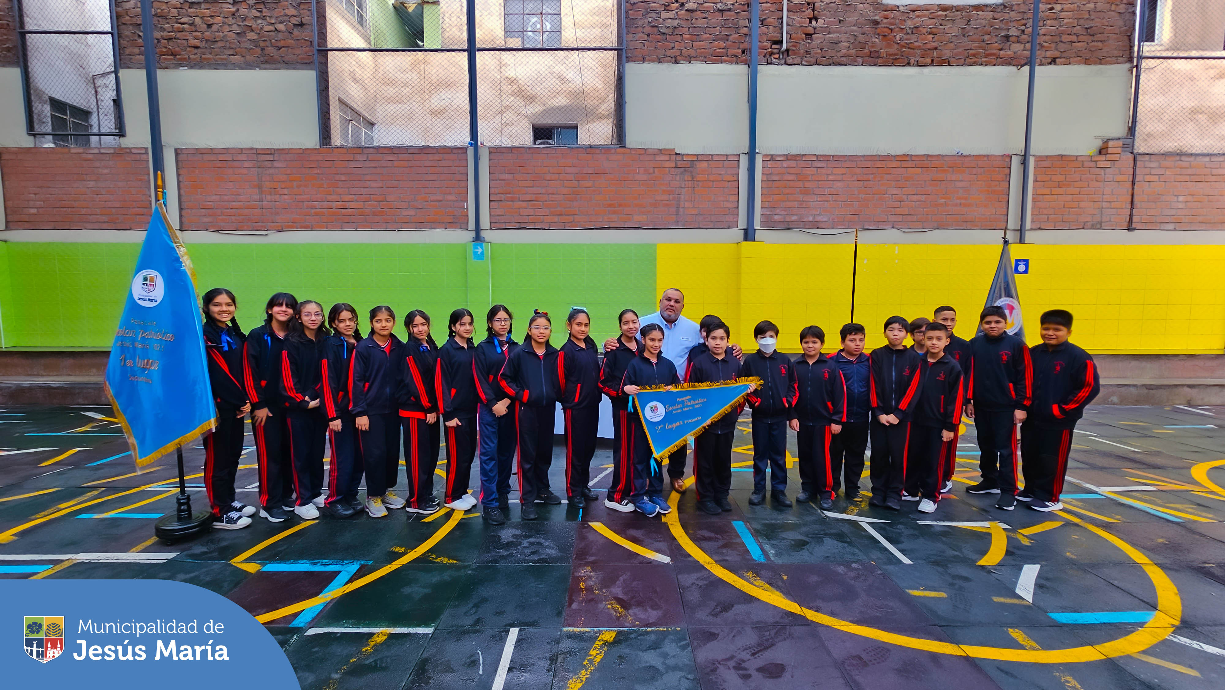 👏🏼 ¡Felicitaciones Joseph and Mery School! 🥳
Nuestro alcalde Jesús Gálvez Olivares continúa visitando los colegios participantes del 🇵🇪 Pasacalle Escolar Patriótico, que se realizó durante las celebraciones por la Independencia del Perú.
✔️ En esta oportunidad recibieron sus diplomas de honor los alumnos de secundaria y primaria del Colegio Joseph and Mery por haber alcanzado el 🥇 primer y 🥈 segundo puesto, respectivamente.