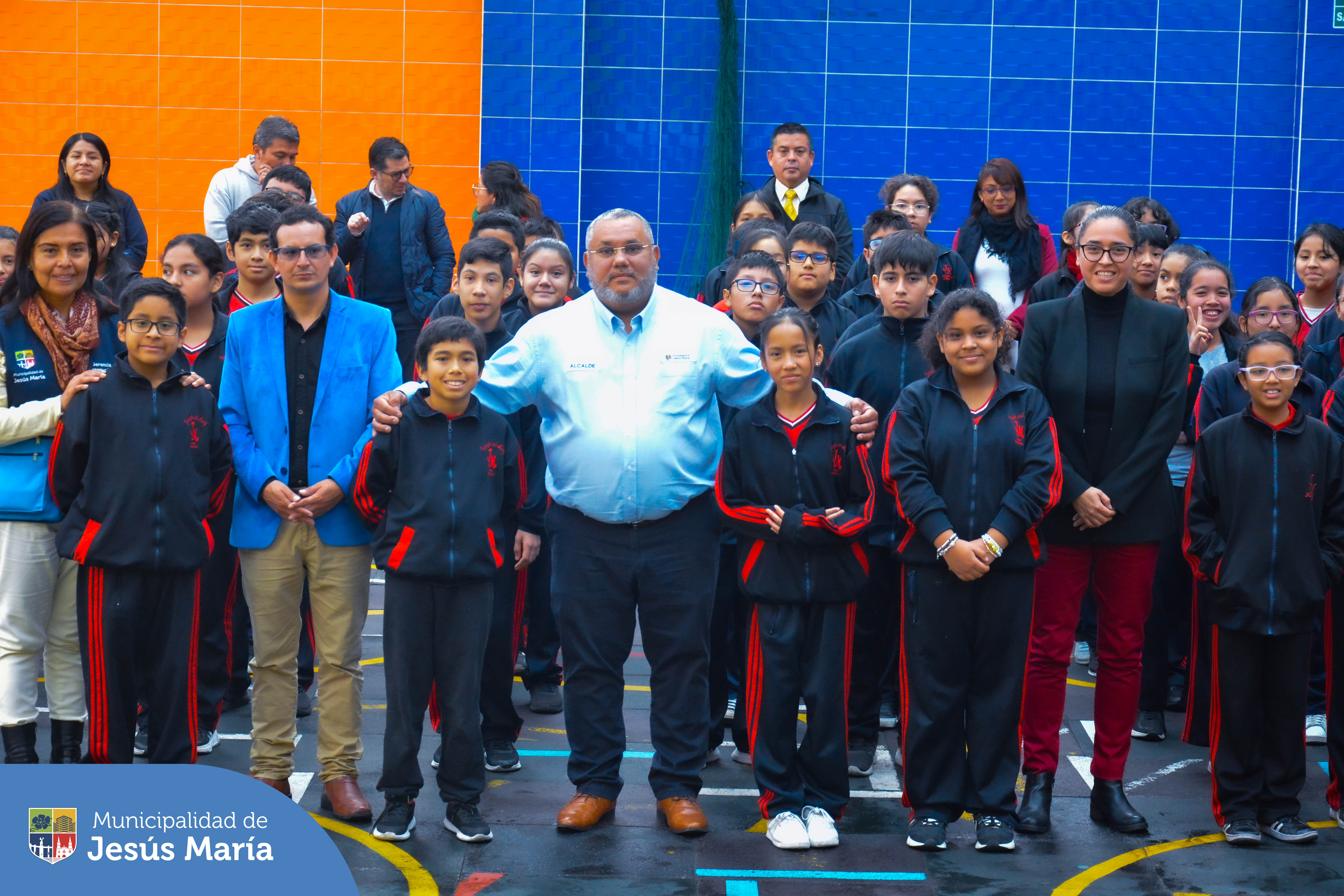 👏🏼 ¡Felicitaciones Joseph and Mery School! 🥳
Nuestro alcalde Jesús Gálvez Olivares continúa visitando los colegios participantes del 🇵🇪 Pasacalle Escolar Patriótico, que se realizó durante las celebraciones por la Independencia del Perú.
✔️ En esta oportunidad recibieron sus diplomas de honor los alumnos de secundaria y primaria del Colegio Joseph and Mery por haber alcanzado el 🥇 primer y 🥈 segundo puesto, respectivamente.