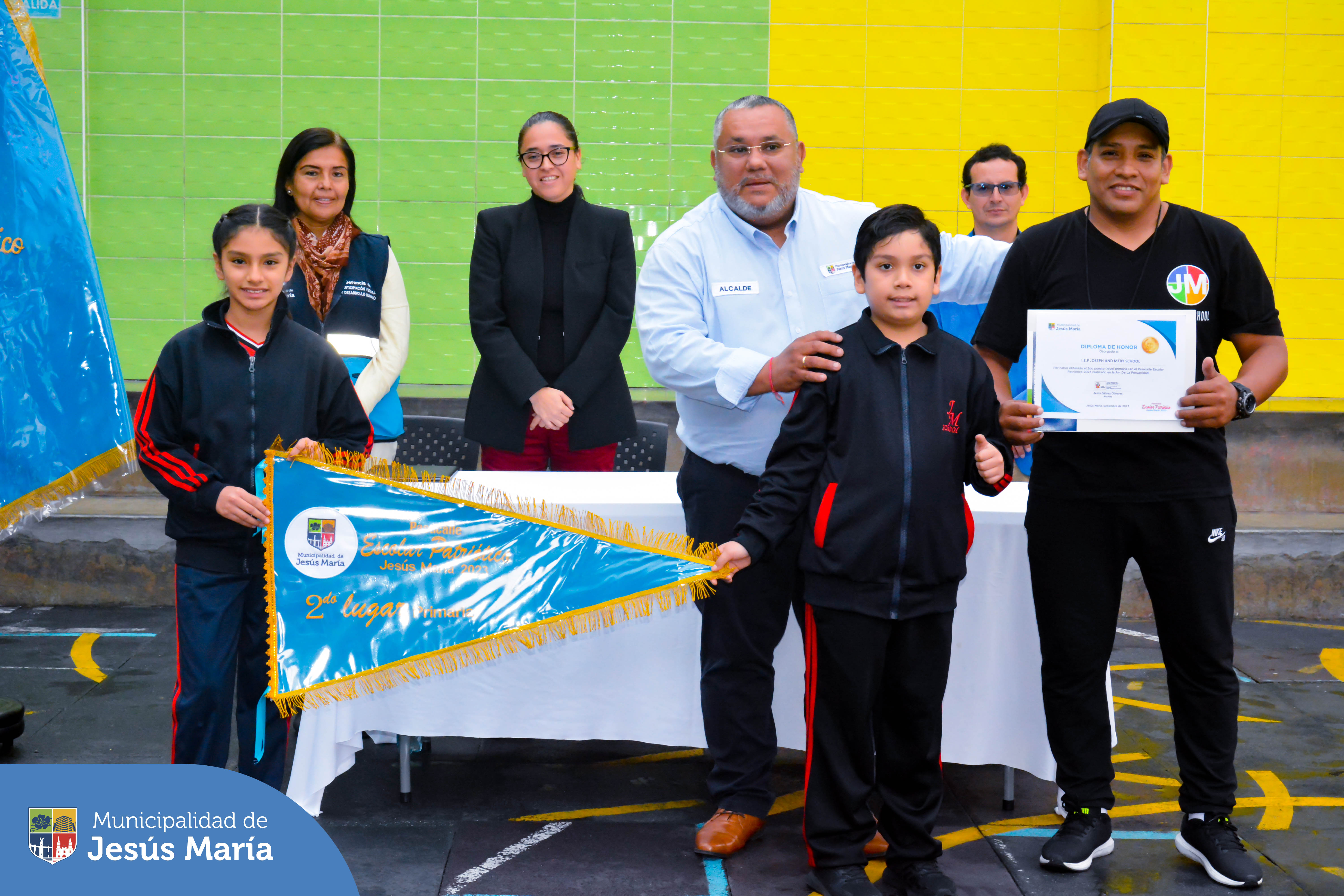 👏🏼 ¡Felicitaciones Joseph and Mery School! 🥳
Nuestro alcalde Jesús Gálvez Olivares continúa visitando los colegios participantes del 🇵🇪 Pasacalle Escolar Patriótico, que se realizó durante las celebraciones por la Independencia del Perú.
✔️ En esta oportunidad recibieron sus diplomas de honor los alumnos de secundaria y primaria del Colegio Joseph and Mery por haber alcanzado el 🥇 primer y 🥈 segundo puesto, respectivamente.