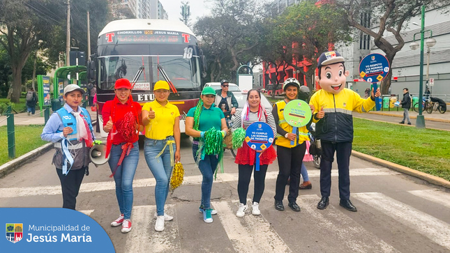 🚦 Con el propósito de prevenir accidentes de tránsito, la Subgerencia de Transporte y Vialidad realizó la campaña "Yo respeto al peatón" 🚸 en el cruce de la Av. Salaverry con Av. Punta del Este dónde se registra una alta incidencia de siniestros. ⛔🚗🚌

Esta iniciativa busca generar conciencia entre los conductores, transportistas y peatones  sobre las consecuencias de no respetar las normas de tránsito, así como de las principales recomendaciones a seguir por ciclistas 🚴🏻‍♀️ y peatones 🚶‍♂️ para evitar accidentes.
