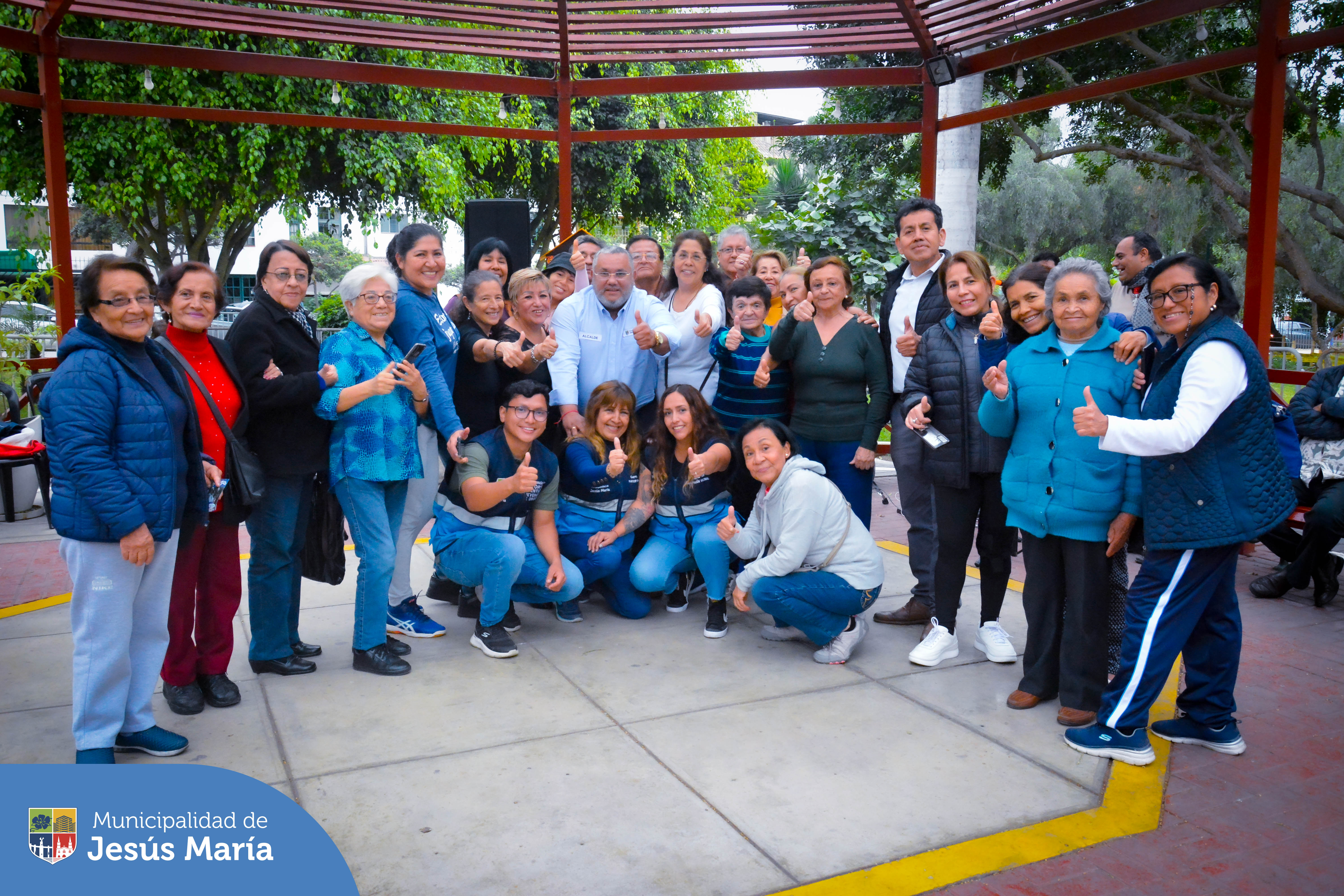 El alcalde Jesús Gálvez Olivares, participó junto a los vecinos en la retreta musical del Parque Habich, ellos agradecieron y festejaron con el burgomaestre al ritmo de la música en vivo. 💃🕺
