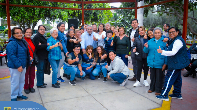 El alcalde Jesús Gálvez Olivares, participó junto a los vecinos en la retreta musical del Parque Habich, ellos agradecieron y festejaron con el burgomaestre al ritmo de la música en vivo. 💃🕺


