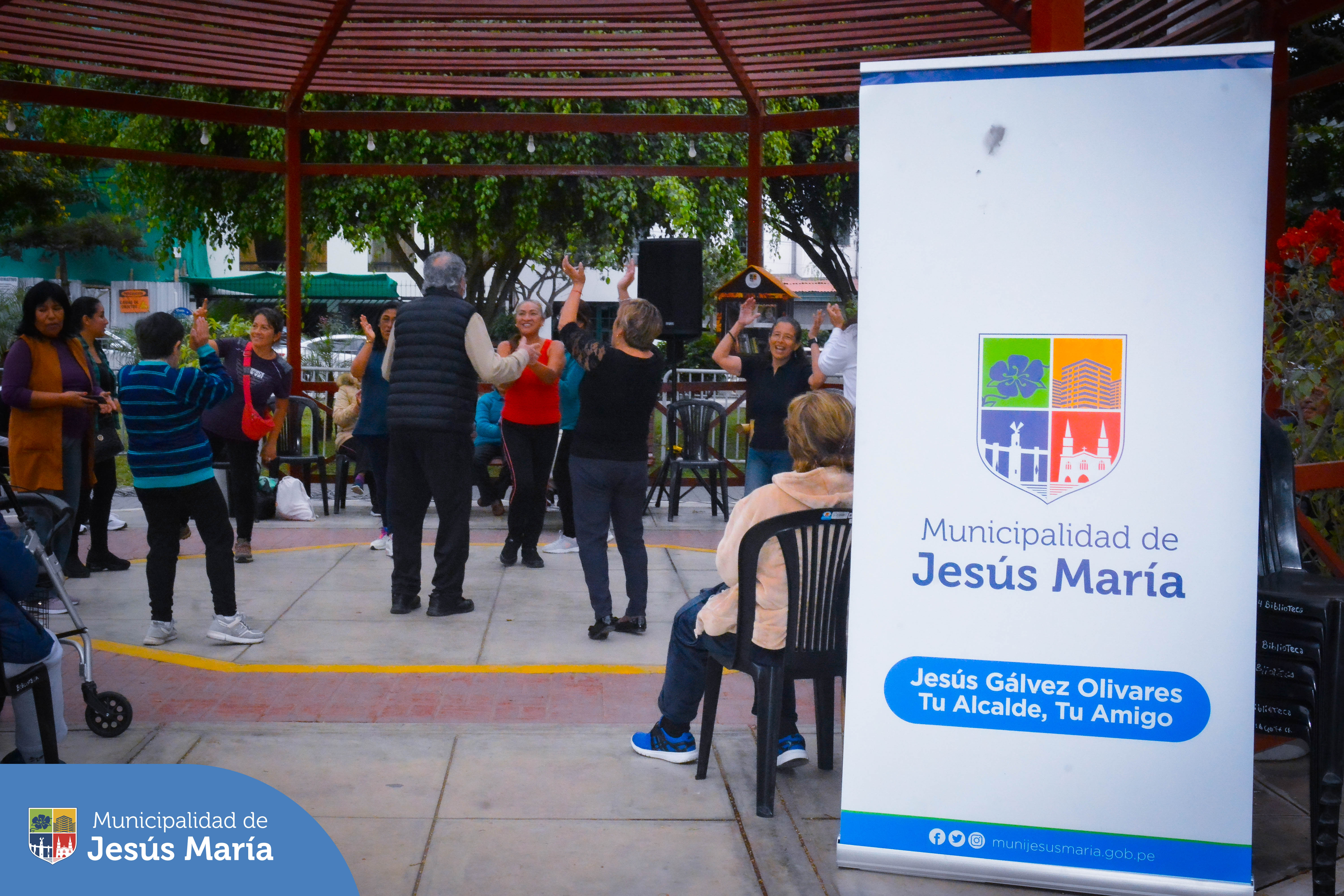 El alcalde Jesús Gálvez Olivares, participó junto a los vecinos en la retreta musical del Parque Habich, ellos agradecieron y festejaron con el burgomaestre al ritmo de la música en vivo. 💃🕺
