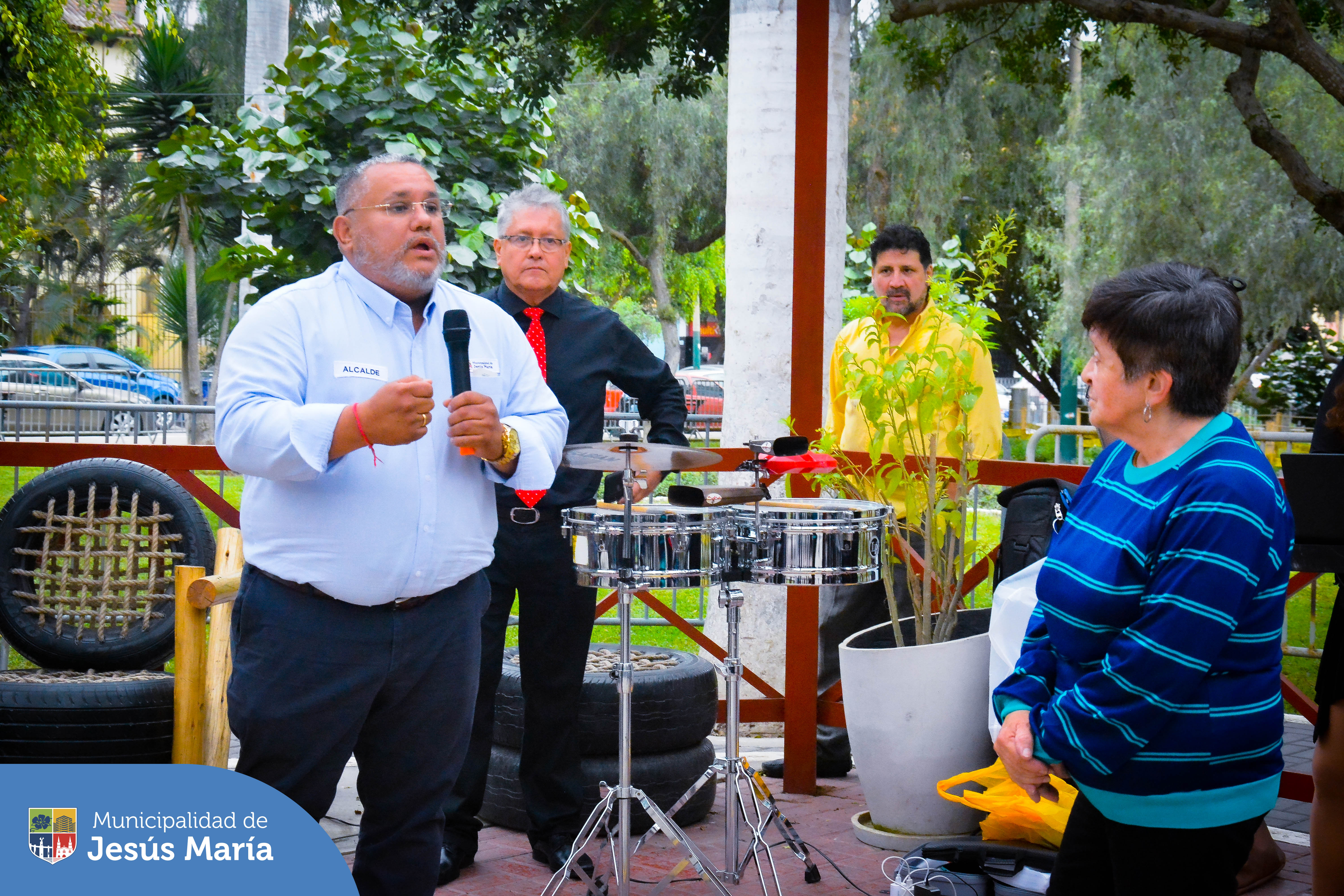 El alcalde Jesús Gálvez Olivares, participó junto a los vecinos en la retreta musical del Parque Habich, ellos agradecieron y festejaron con el burgomaestre al ritmo de la música en vivo. 💃🕺