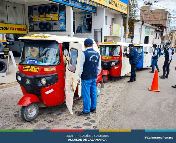 La gerencia de Transportes y Seguridad Vial de la Municipalidad de Cajamarca, continúa realizando operativos de control de vehículos, para verificar el cumplimiento de las disposiciones administrativas y legales en el servicio de transporte público.
✅La actual gestión municipal continuará haciendo cumplir las disposiciones legales y así garantizar un servicio de transporte de calidad para todos los cajamarquinos.