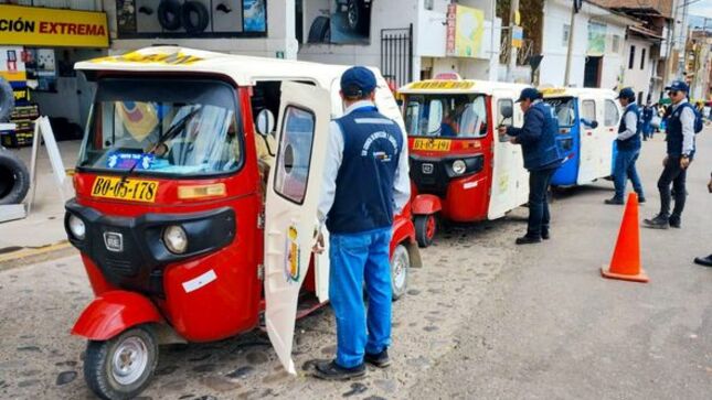 La gerencia de Transportes y Seguridad Vial de la Municipalidad de Cajamarca, continúa realizando operativos de control de vehículos, para verificar el cumplimiento de las disposiciones administrativas y legales en el servicio de transporte público.
✅La actual gestión municipal continuará haciendo cumplir las disposiciones legales y así garantizar un servicio de transporte de calidad para todos los cajamarquinos.