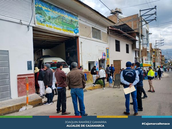 Continuamos fiscalizando locales para garantizar un mejor servicio al público usuario del transporte de pasajeros.
✅La gerencia de Transportes y Seguridad Vial en coordinación con Serenazgo de la Municipalidad de Cajamarca y la Policía Nacional de Tránsito, intensificaron operativos de fiscalización en diferentes terminales terrestres que ofrecen servicio de transporte interdistrital en nuestra ciudad.
🚫En esta oportunidad se logró intervenir a la empresa “Hernández Guzmán”, que ofrecía servicio de transporte interdistrital a los distritos de San Juan, Choropampa, Asunción y Magdalena en la cuadra 3 de la Av. Independencia, exhortando a los empresarios a mejorar sus instalaciones y regularizar su documentación ante un posible cierre temporal.