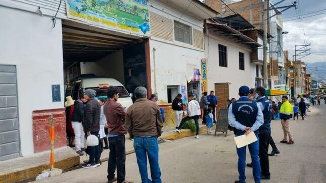 Continuamos fiscalizando locales para garantizar un mejor servicio al público usuario del transporte de pasajeros.
✅La gerencia de Transportes y Seguridad Vial en coordinación con Serenazgo de la Municipalidad de Cajamarca y la Policía Nacional de Tránsito, intensificaron operativos de fiscalización en diferentes terminales terrestres que ofrecen servicio de transporte interdistrital en nuestra ciudad.
🚫En esta oportunidad se logró intervenir a la empresa “Hernández Guzmán”, que ofrecía servicio de transporte interdistrital a los distritos de San Juan, Choropampa, Asunción y Magdalena en la cuadra 3 de la Av. Independencia, exhortando a los empresarios a mejorar sus instalaciones y regularizar su documentación ante un posible cierre temporal. 