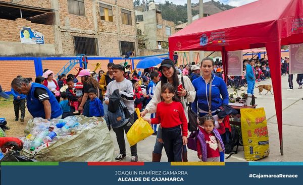 La Municipalidad Provincial de Cajamarca a travรฉs de la gerencia de Desarrollo Ambiental, realizรณ una nueva Reciclatรณn en el sector CHONTAPACCHA plataforma Santa Rosa, teniendo decenas de cajamarquinos e instituciones que buscan reducir la contaminaciรณn en nuestra ciudad.
โ
El objetivo del reciclaje de papel y cartรณn es un proceso que permite reducir la cantidad de รกrboles talados para fabricar papel. Tanto el papel como el cartรณn se fabrican principalmente a partir de celulosa, una sustancia que se obtiene de los รกrboles. Al reciclar papel y cartรณn inservibles, se puede recuperar la celulosa y reutilizarla en la fabricaciรณn de nuevos productos, evitando asรญ la tala de muchos รกrboles. Por cada tonelada de papel y cartรณn reciclados, se evita la tala de aproximadamente 18 รกrboles. El reciclaje del papel y cartรณn tambiรฉn fomenta la economรญa circular, que consiste en darle un nuevo uso a materiales de descarte para convertirlos en nuevos productos.
๐คHemos logrado recaudar un total de 102.10 Kg de residuos inorgรกnicos entre papel, cartรณn, plรกstico, chatarra.
ยก๐๐๐๐ฎ๐๐ซ๐๐ ๐ช๐ฎ๐ ๐๐ฅ ๐ซ๐๐๐ข๐๐ฅ๐๐ฃ๐ ๐๐ฌ ๐ฎ๐ง๐ ๐๐จ๐ซ๐ฆ๐ ๐ข๐ฆ๐ฉ๐จ๐ซ๐ญ๐๐ง๐ญ๐ ๐๐ ๐๐ฎ๐ข๐๐๐ซ ๐ง๐ฎ๐๐ฌ๐ญ๐ซ๐จ ๐ฆ๐๐๐ข๐จ ๐๐ฆ๐๐ข๐๐ง๐ญ๐!
โป๏ธ ยก๐๐๐๐ข๐๐ฅ๐, ๐๐๐ฎ๐ญ๐ข๐ฅ๐ข๐ณ๐ ๐ฒ ๐๐๐ก๐ฎฬ๐ฌ๐!