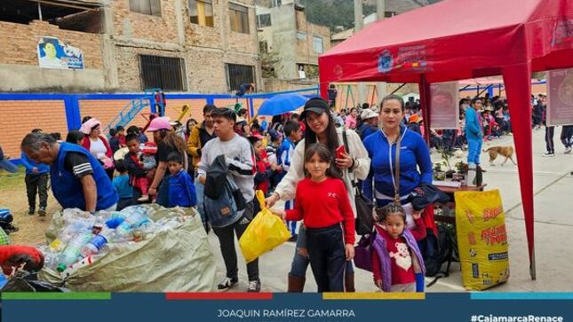La Municipalidad Provincial de Cajamarca a través de la gerencia de Desarrollo Ambiental, realizó una nueva Reciclatón en el sector CHONTAPACCHA plataforma Santa Rosa, teniendo decenas de cajamarquinos e instituciones que buscan reducir la contaminación en nuestra ciudad. 
✅El objetivo del reciclaje de papel y cartón es un proceso que permite reducir la cantidad de árboles talados para fabricar papel. Tanto el papel como el cartón se fabrican principalmente a partir de celulosa, una sustancia que se obtiene de los árboles. Al reciclar papel y cartón inservibles, se puede recuperar la celulosa y reutilizarla en la fabricación de nuevos productos, evitando así la tala de muchos árboles. Por cada tonelada de papel y cartón reciclados, se evita la tala de aproximadamente 18 árboles. El reciclaje del papel y cartón también fomenta la economía circular, que consiste en darle un nuevo uso a materiales de descarte para convertirlos en nuevos productos.
🤝Hemos logrado recaudar un total de 102.10 Kg de residuos inorgánicos entre papel, cartón, plástico, chatarra.
¡𝐑𝐞𝐜𝐮𝐞𝐫𝐝𝐚 𝐪𝐮𝐞 𝐞𝐥 𝐫𝐞𝐜𝐢𝐜𝐥𝐚𝐣𝐞 𝐞𝐬 𝐮𝐧𝐚 𝐟𝐨𝐫𝐦𝐚 𝐢𝐦𝐩𝐨𝐫𝐭𝐚𝐧𝐭𝐞 𝐝𝐞 𝐜𝐮𝐢𝐝𝐚𝐫 𝐧𝐮𝐞𝐬𝐭𝐫𝐨 𝐦𝐞𝐝𝐢𝐨 𝐚𝐦𝐛𝐢𝐞𝐧𝐭𝐞!
♻️ ¡𝐑𝐞𝐜𝐢𝐜𝐥𝐚, 𝐑𝐞𝐮𝐭𝐢𝐥𝐢𝐳𝐚 𝐲 𝐑𝐞𝐡𝐮́𝐬𝐚! 