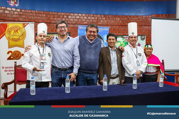 La Municipalidad Provincial de Cajamarca, a a través de la gerencia de Desarrollo Económico viene impulsando el VII Congreso Internacional de Gastronomía denominado "Cajamarca y sus bondades", que también tiene como actividad principal la preparación del "Caldo Verde " más grande del Perú a realizarse el día 23 de setiembre de 9:00 a 4:00 p. m.
👨🏫Este importante congreso contará con la participación de reconocidos chefs tanto a nivel nacional como internacional ( México, Ecuador y Chile). Desde la comuna local seguiremos impulsado este tipo de actividades que fomenten la revaloración de nuestra diversa y variada gastronomía cajamarquina.