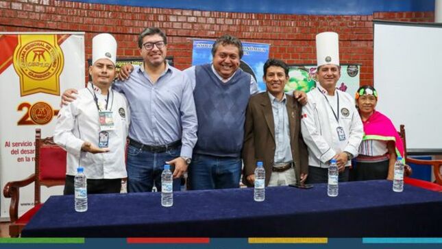 La Municipalidad Provincial de Cajamarca, a a través de la gerencia de Desarrollo Económico viene impulsando el VII Congreso Internacional de Gastronomía denominado "Cajamarca y sus bondades", que también tiene como actividad principal la preparación del "Caldo Verde " más grande del Perú a realizarse el día 23 de setiembre de 9:00 a 4:00 p. m. 
👨‍🏫Este importante congreso contará con la participación de reconocidos chefs tanto a nivel nacional como internacional ( México, Ecuador y Chile). Desde la comuna local seguiremos impulsado este tipo de actividades que fomenten la revaloración de nuestra diversa y variada gastronomía cajamarquina. 