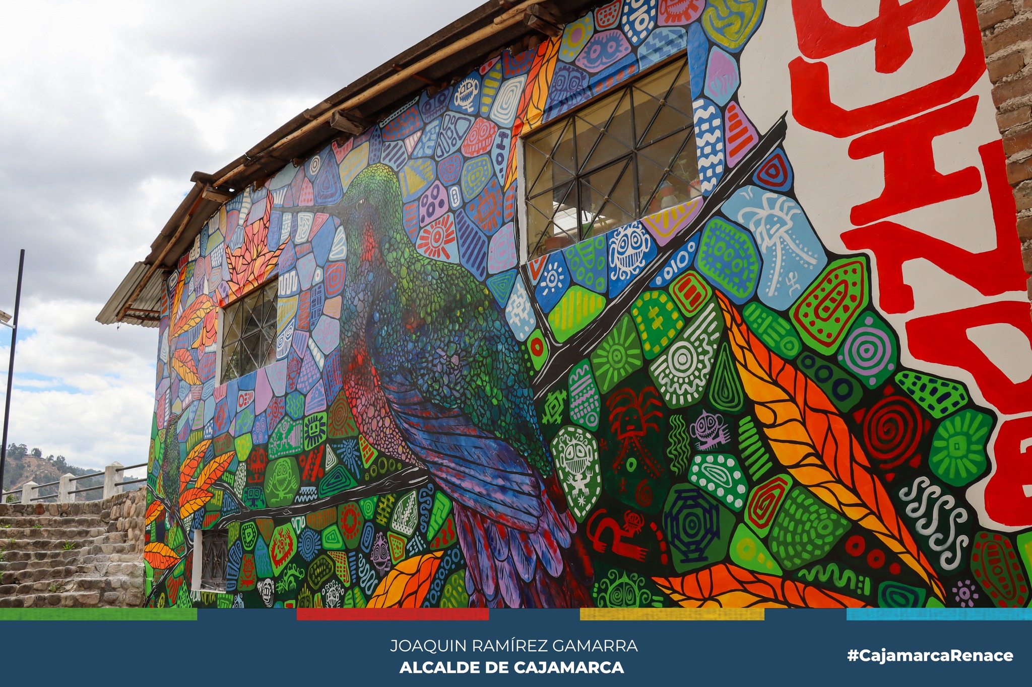 En una celebraci贸n de la rica historia y la naturaleza impresionante de Cajamarca, la Municipalidad Provincial de Cajamarca se complace en anunciar la inauguraci贸n de un cautivador mural en Santa Apolonia. Este proyecto art铆stico ha sido dirigido por el talentoso artista Fernando Amor铆n, quien encontr贸 su inspiraci贸n en "el quinde", un colibr铆 nativo que habita en Cajamarca, as铆 como en la iconograf铆a derivada de los descubrimientos del Proyecto de Investigaci贸n Arqueol贸gica de la Colina Santa Apolonia.
馃Este mural, uno de los m谩s recientes de una colecci贸n que ya supera los 40, tiene un prop贸sito claro: fortalecer la identidad cajamarquina y fomentar el arte local con ra铆ces hist贸ricas y patrimoniales s贸lidas. Es esencial destacar que esta iniciativa se lleva a cabo en estrecha colaboraci贸n con Newmont Yanacocha, lo que refleja el compromiso conjunto de ambas entidades con el desarrollo cultural y art铆stico de la regi贸n.
