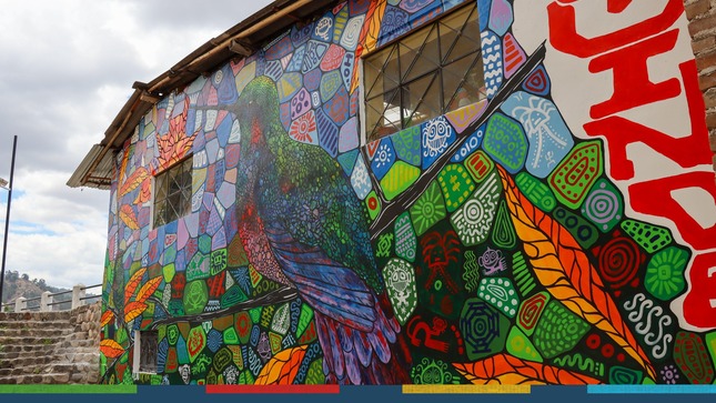 En una celebración de la rica historia y la naturaleza impresionante de Cajamarca, la Municipalidad Provincial de Cajamarca se complace en anunciar la inauguración de un cautivador mural en Santa Apolonia. Este proyecto artístico ha sido dirigido por el talentoso artista Fernando Amorín, quien encontró su inspiración en "el quinde", un colibrí nativo que habita en  Cajamarca, así como en la iconografía derivada de los descubrimientos del Proyecto de Investigación Arqueológica de la Colina Santa Apolonia.
🤝Este mural, uno de los más recientes de una colección que ya supera los 40, tiene un propósito claro: fortalecer la identidad cajamarquina y fomentar el arte local con raíces históricas y patrimoniales sólidas. Es esencial destacar que esta iniciativa se lleva a cabo en estrecha colaboración con Newmont Yanacocha, lo que refleja el compromiso conjunto de ambas entidades con el desarrollo cultural y artístico de la región.