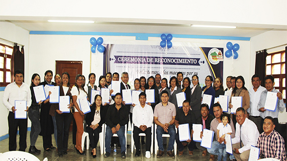 En acto protocolar, la Unidad de Gestión Educativa Local de Huarmaca entregó un reconocimiento a los docentes nombrados que lograron su ascenso de escala en la Carrera Pública Magisterial.
En tal sentido, el director Edi Mío Suyón expresó las felicitaciones a cada uno de los maestros por tan importante logro y que desde luego es el fruto de su esfuerzo continuo.
Cabe mencionar que en Huarmaca, son un total de 55 docentes que lograron ascender a la segunda, tercera, cuarta, quinta y sexta escala.