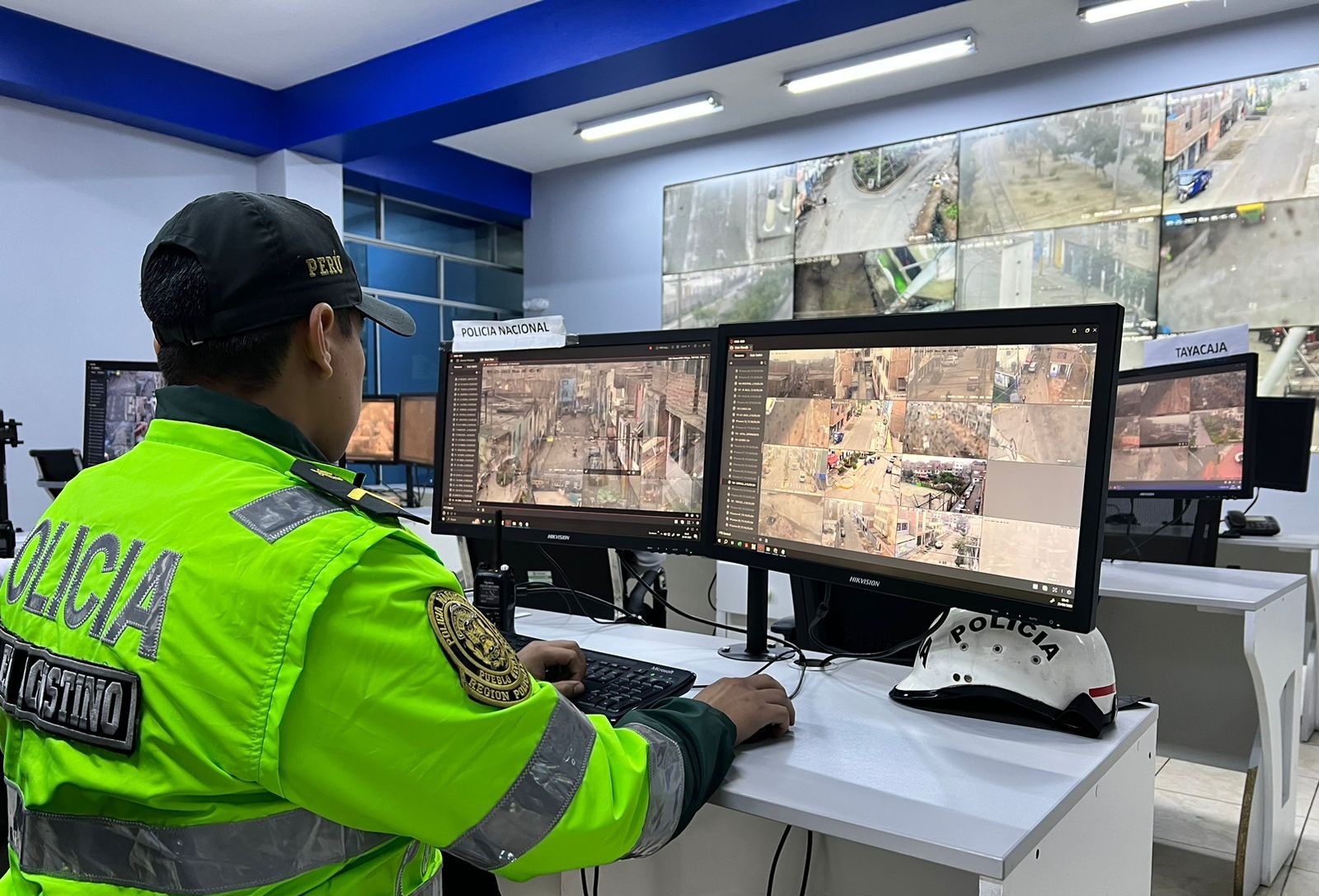 Como una muestra del compromiso del sector Interior por fortalecer la seguridad ciudadana, el viceministro de Seguridad Pública, Héctor Loayza, junto al Comandante General de la Policía Nacional del Perú (PNP), General PNP Jorge Angulo, participó hoy en la inauguración de la nueva base policial del "Escuadrón Verde – Grupo Terna" en el distrito de El Agustino.
La nueva sede de la unidad especializada, situada en el Óvalo de la Paz, permitirá reforzar las labores de patrullaje y la lucha contra el delito común en beneficio de los ciudadanos más vulnerables de esa zona de Lima Metropolitana.
Durante la ceremonia, el viceministro de Seguridad Pública, Héctor Loayza, puso de relieve el trabajo articulado para fortalecer la seguridad ciudadana y expresó el compromiso del Sector en la lucha contra la delincuencia común que tanto afecta a los ciudadanos de a pie.
"Esta nueva Base Policial representa un paso importante hacia la protección de nuestros ciudadanos en El Agustino. Es momento de que todas las instituciones intensifiquemos nuestro trabajo y pongamos a disposición de la ciudadanía nuestras herramientas disponibles para prevenir, investigar y sancionar el delito. La única manera de poder ganar a la inseguridad ciudadana es implementando acciones conjuntas de manera integral y sostenible” expresó.
Por su parte, el Comandante General de la Policía Nacional del Perú, General PNP Jorge Angulo, agregó que “el Escuadrón Verde y el Grupo Terna son unidades altamente especializadas que desempeñarán un papel fundamental en la lucha contra la delincuencia en este distrito. Estamos comprometidos a trabajar de la mano con la comunidad y las autoridades locales".
A su turno, el alcalde del distrito, Richard Soria, destacó la colaboración entre el municipio y la PNP para sacar adelante este proyecto que dará seguridad a los vecinos de su jurisdicción.
La cesión de estos espacios, aprobada por el Concejo Municipal de El Agustino, brinda una base de operaciones estratégica para las unidades especializadas, con un compromiso de tres años y la posibilidad de renovación automática.
La inauguración de esta nueva sede policial evidencia el compromiso tanto de las autoridades nacionales como locales en la búsqueda de un ambiente más seguro y protegido para la comunidad.
