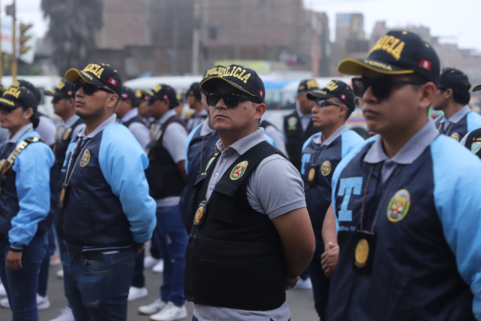 Como una muestra del compromiso del sector Interior por fortalecer la seguridad ciudadana, el viceministro de Seguridad Pública, Héctor Loayza, junto al Comandante General de la Policía Nacional del Perú (PNP), General PNP Jorge Angulo, participó hoy en la inauguración de la nueva base policial del "Escuadrón Verde – Grupo Terna" en el distrito de El Agustino. 

La nueva sede de la unidad especializada, situada en el Óvalo de la Paz, permitirá reforzar las labores de patrullaje y la lucha contra el delito común en beneficio de los ciudadanos más vulnerables de esa zona de Lima Metropolitana.

Durante la ceremonia, el viceministro de Seguridad Pública, Héctor Loayza, puso de relieve el trabajo articulado para fortalecer la seguridad ciudadana y expresó el compromiso del Sector en la lucha contra la delincuencia común que tanto afecta a los ciudadanos de a pie.

"Esta nueva Base Policial representa un paso importante hacia la protección de nuestros ciudadanos en El Agustino. Es momento de que todas las instituciones intensifiquemos nuestro trabajo y pongamos a disposición de la ciudadanía nuestras herramientas disponibles para prevenir, investigar y sancionar el delito.  La única manera de poder ganar a la inseguridad ciudadana es implementando acciones conjuntas de manera integral y sostenible” expresó.

Por su parte, el Comandante General de la Policía Nacional del Perú, General PNP Jorge Angulo, agregó que “el Escuadrón Verde y el Grupo Terna son unidades altamente especializadas que desempeñarán un papel fundamental en la lucha contra la delincuencia en este distrito. Estamos comprometidos a trabajar de la mano con la comunidad y las autoridades locales".

A su turno, el alcalde del distrito, Richard Soria, destacó la colaboración entre el municipio y la PNP para sacar adelante este proyecto que dará seguridad a los vecinos de su jurisdicción.

La cesión de estos espacios, aprobada por el Concejo Municipal de El Agustino, brinda una base de operaciones estratégica para las unidades especializadas, con un compromiso de tres años y la posibilidad de renovación automática. 

La inauguración de esta nueva sede policial evidencia el compromiso tanto de las autoridades nacionales como locales en la búsqueda de un ambiente más seguro y protegido para la comunidad.




