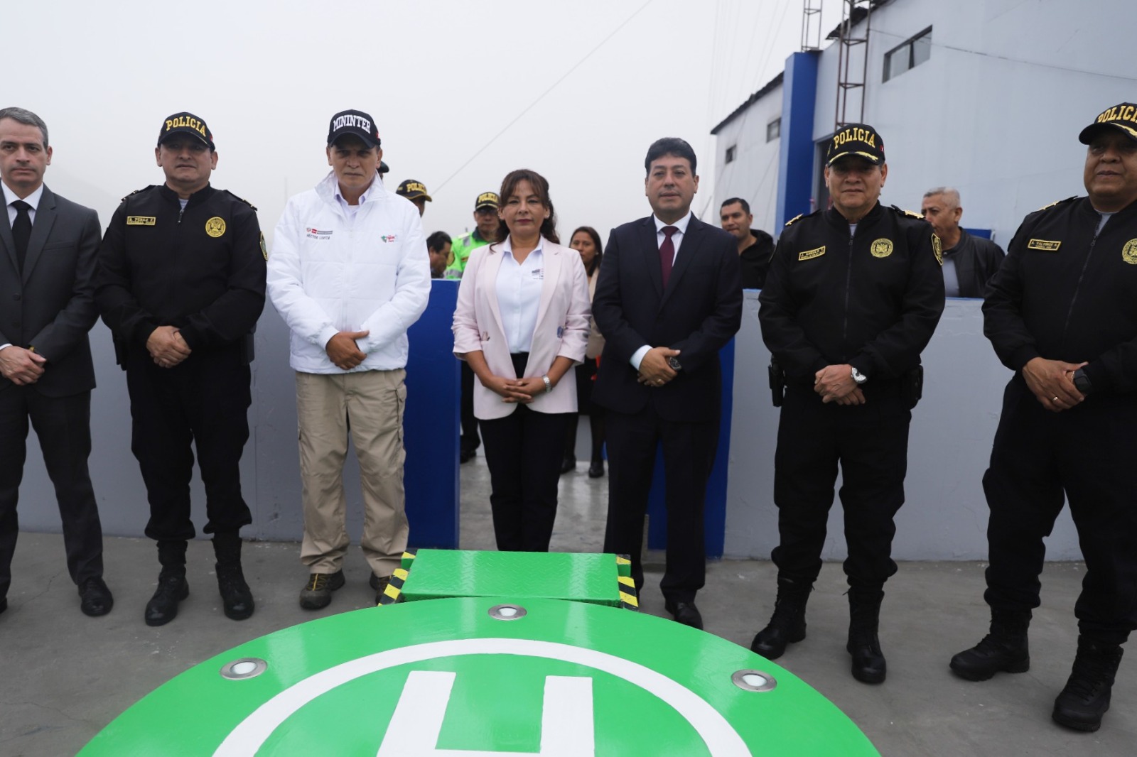 Como una muestra del compromiso del sector Interior por fortalecer la seguridad ciudadana, el viceministro de Seguridad Pública, Héctor Loayza, junto al Comandante General de la Policía Nacional del Perú (PNP), General PNP Jorge Angulo, participó hoy en la inauguración de la nueva base policial del "Escuadrón Verde – Grupo Terna" en el distrito de El Agustino. 

La nueva sede de la unidad especializada, situada en el Óvalo de la Paz, permitirá reforzar las labores de patrullaje y la lucha contra el delito común en beneficio de los ciudadanos más vulnerables de esa zona de Lima Metropolitana.

Durante la ceremonia, el viceministro de Seguridad Pública, Héctor Loayza, puso de relieve el trabajo articulado para fortalecer la seguridad ciudadana y expresó el compromiso del Sector en la lucha contra la delincuencia común que tanto afecta a los ciudadanos de a pie.

"Esta nueva Base Policial representa un paso importante hacia la protección de nuestros ciudadanos en El Agustino. Es momento de que todas las instituciones intensifiquemos nuestro trabajo y pongamos a disposición de la ciudadanía nuestras herramientas disponibles para prevenir, investigar y sancionar el delito.  La única manera de poder ganar a la inseguridad ciudadana es implementando acciones conjuntas de manera integral y sostenible” expresó.

Por su parte, el Comandante General de la Policía Nacional del Perú, General PNP Jorge Angulo, agregó que “el Escuadrón Verde y el Grupo Terna son unidades altamente especializadas que desempeñarán un papel fundamental en la lucha contra la delincuencia en este distrito. Estamos comprometidos a trabajar de la mano con la comunidad y las autoridades locales".

A su turno, el alcalde del distrito, Richard Soria, destacó la colaboración entre el municipio y la PNP para sacar adelante este proyecto que dará seguridad a los vecinos de su jurisdicción.

La cesión de estos espacios, aprobada por el Concejo Municipal de El Agustino, brinda una base de operaciones estratégica para las unidades especializadas, con un compromiso de tres años y la posibilidad de renovación automática. 

La inauguración de esta nueva sede policial evidencia el compromiso tanto de las autoridades nacionales como locales en la búsqueda de un ambiente más seguro y protegido para la comunidad.




