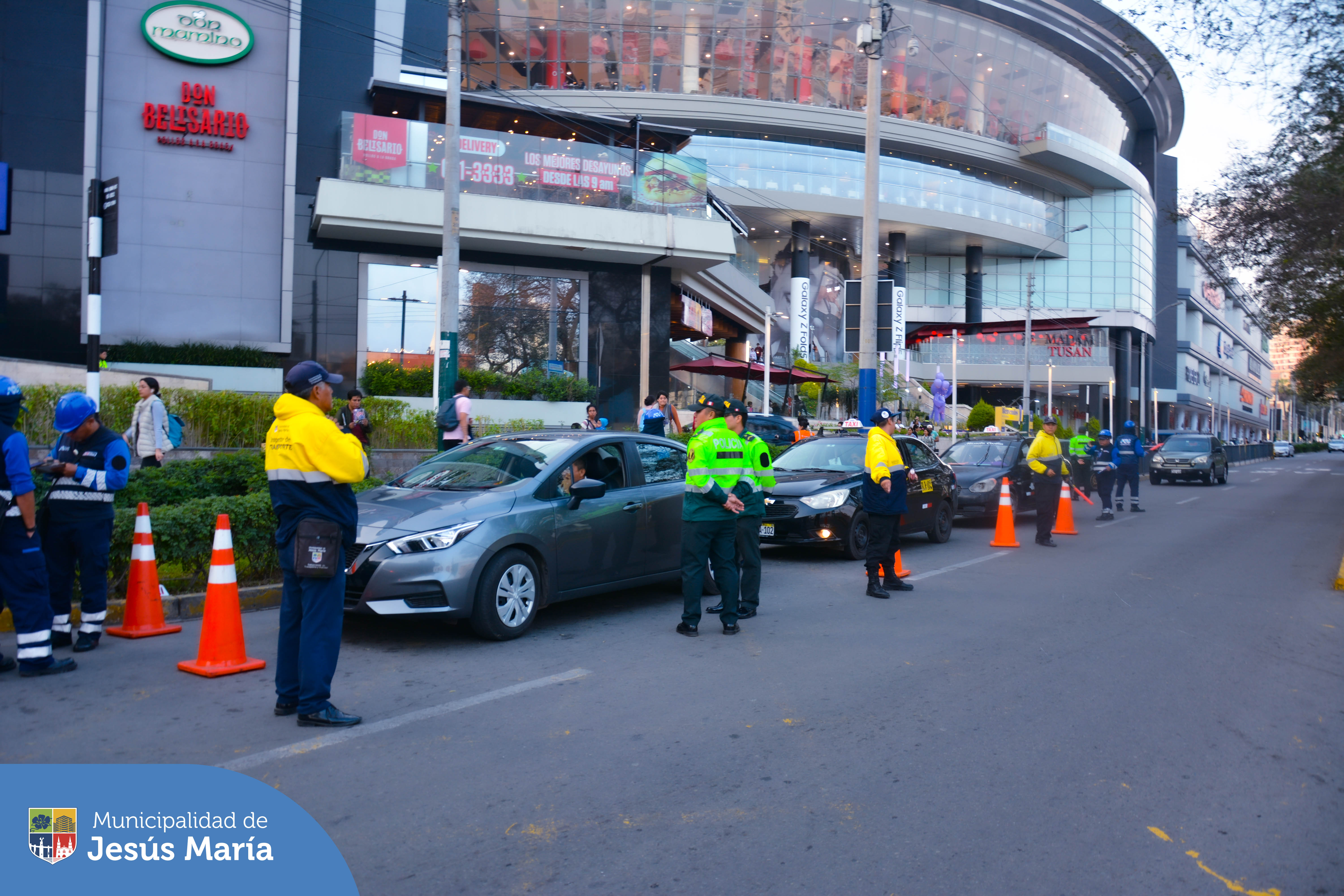Personal de la Subgerencia de Movilidad Urbana, junto a la Autoridad de Transporte Urbano y la Policía Nacional, realizaron un nuevo operativo de tránsito en las Avenidas Edgardo Rebagliati y Salaverry.
Estas intervenciones 🚓 se realizan en diversos puntos del distrito, con el objetivo de erradicar el transporte público informal y hacer respetar las zonas rígidas en donde vehículos se estacionan de manera irregular obstaculizando la libre circulación.