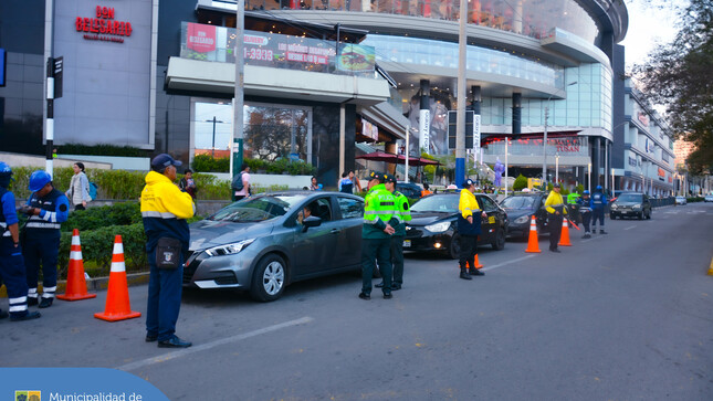 Personal de la Subgerencia de Movilidad Urbana, junto a la Autoridad de Transporte Urbano y la Policía Nacional, realizaron un nuevo operativo de tránsito en las Avenidas Edgardo Rebagliati y Salaverry. 
Estas intervenciones 🚓 se realizan en diversos puntos del distrito, con el objetivo de erradicar el transporte público informal y hacer respetar las zonas rígidas en donde vehículos se estacionan de manera irregular obstaculizando la libre circulación.
