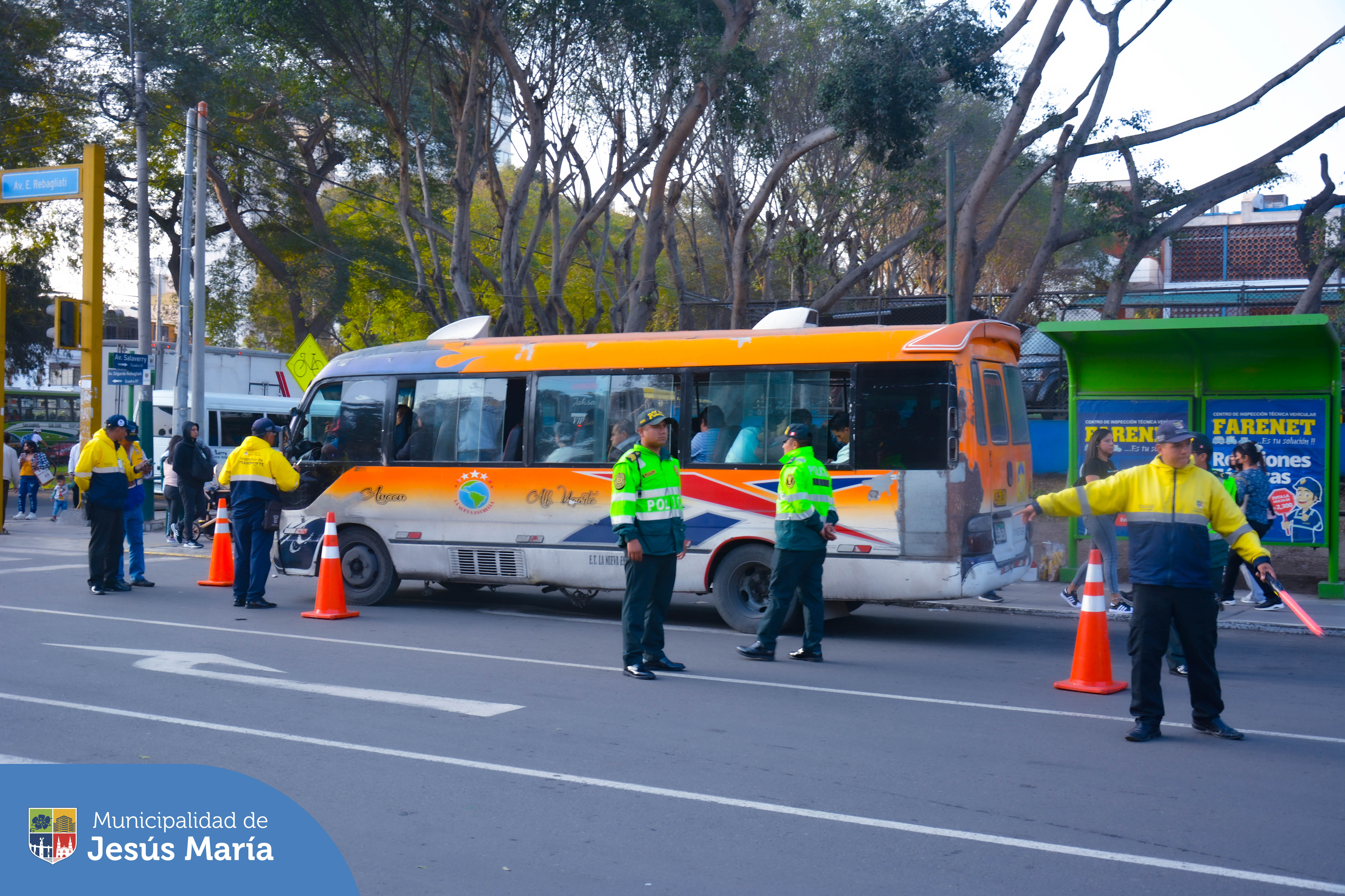 Personal de la Subgerencia de Movilidad Urbana, junto a la Autoridad de Transporte Urbano y la Policía Nacional, realizaron un nuevo operativo de tránsito en las Avenidas Edgardo Rebagliati y Salaverry.
Estas intervenciones 🚓 se realizan en diversos puntos del distrito, con el objetivo de erradicar el transporte público informal y hacer respetar las zonas rígidas en donde vehículos se estacionan de manera irregular obstaculizando la libre circulación.