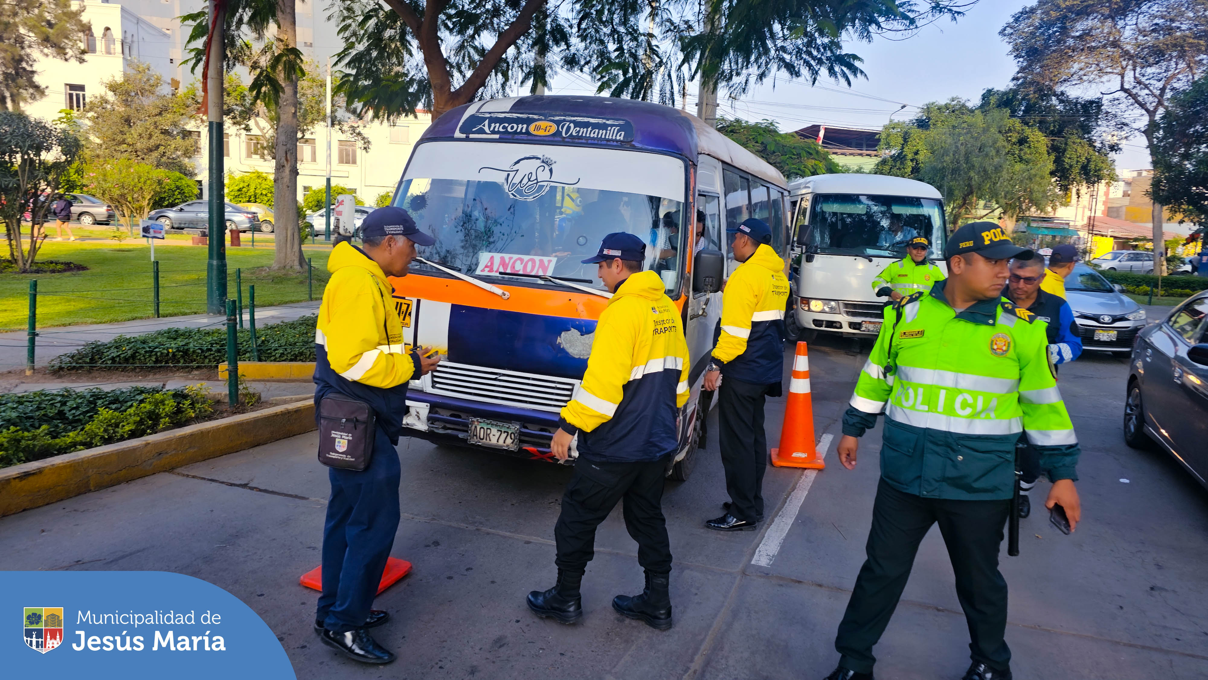 Personal de la Subgerencia de Movilidad Urbana, junto a la Autoridad de Transporte Urbano y la Policía Nacional, realizaron un nuevo operativo de tránsito en las Avenidas Edgardo Rebagliati y Salaverry.
Estas intervenciones 🚓 se realizan en diversos puntos del distrito, con el objetivo de erradicar el transporte público informal y hacer respetar las zonas rígidas en donde vehículos se estacionan de manera irregular obstaculizando la libre circulación.