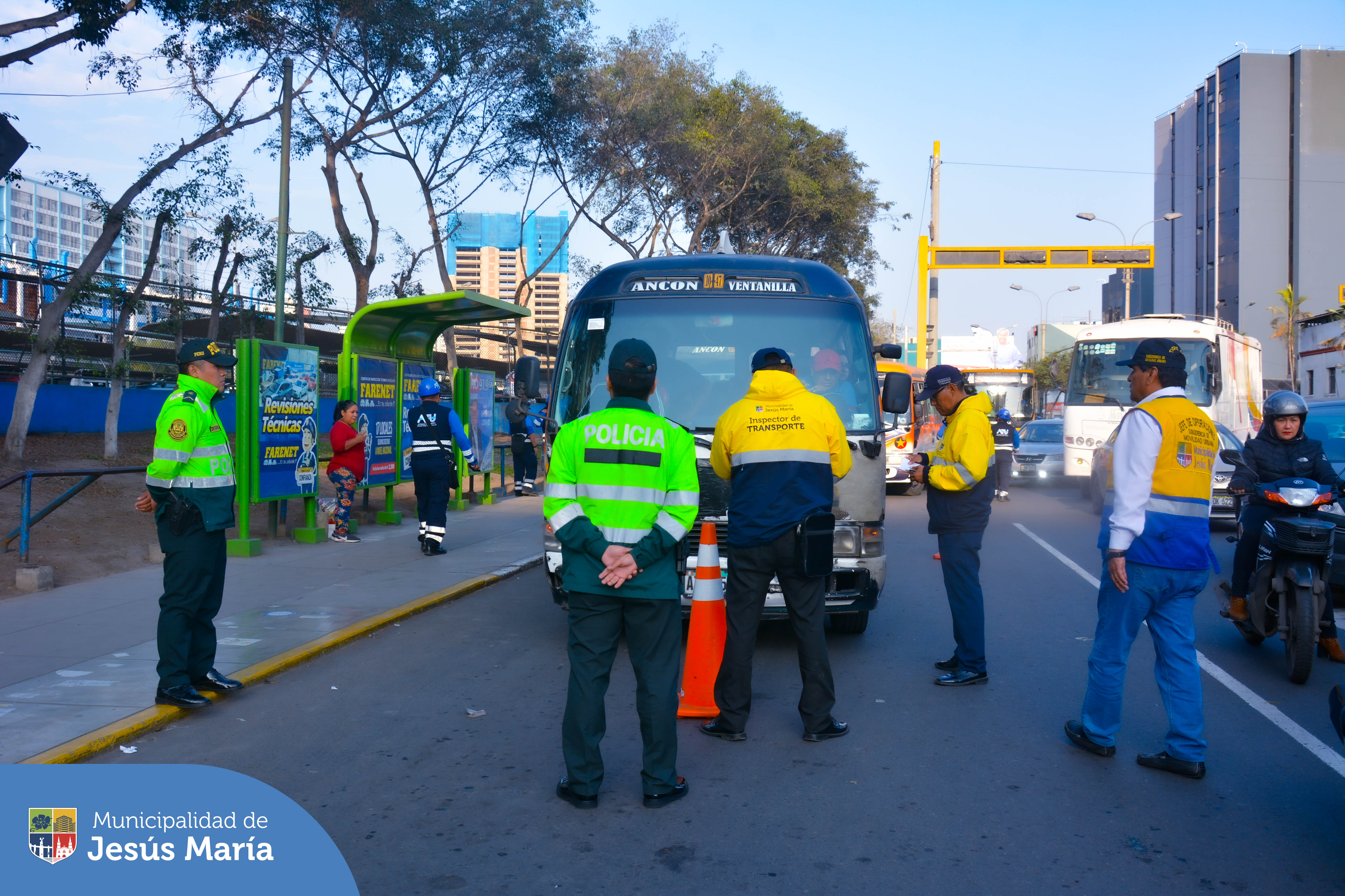 Personal de la Subgerencia de Movilidad Urbana, junto a la Autoridad de Transporte Urbano y la Policía Nacional, realizaron un nuevo operativo de tránsito en las Avenidas Edgardo Rebagliati y Salaverry.
Estas intervenciones 🚓 se realizan en diversos puntos del distrito, con el objetivo de erradicar el transporte público informal y hacer respetar las zonas rígidas en donde vehículos se estacionan de manera irregular obstaculizando la libre circulación.