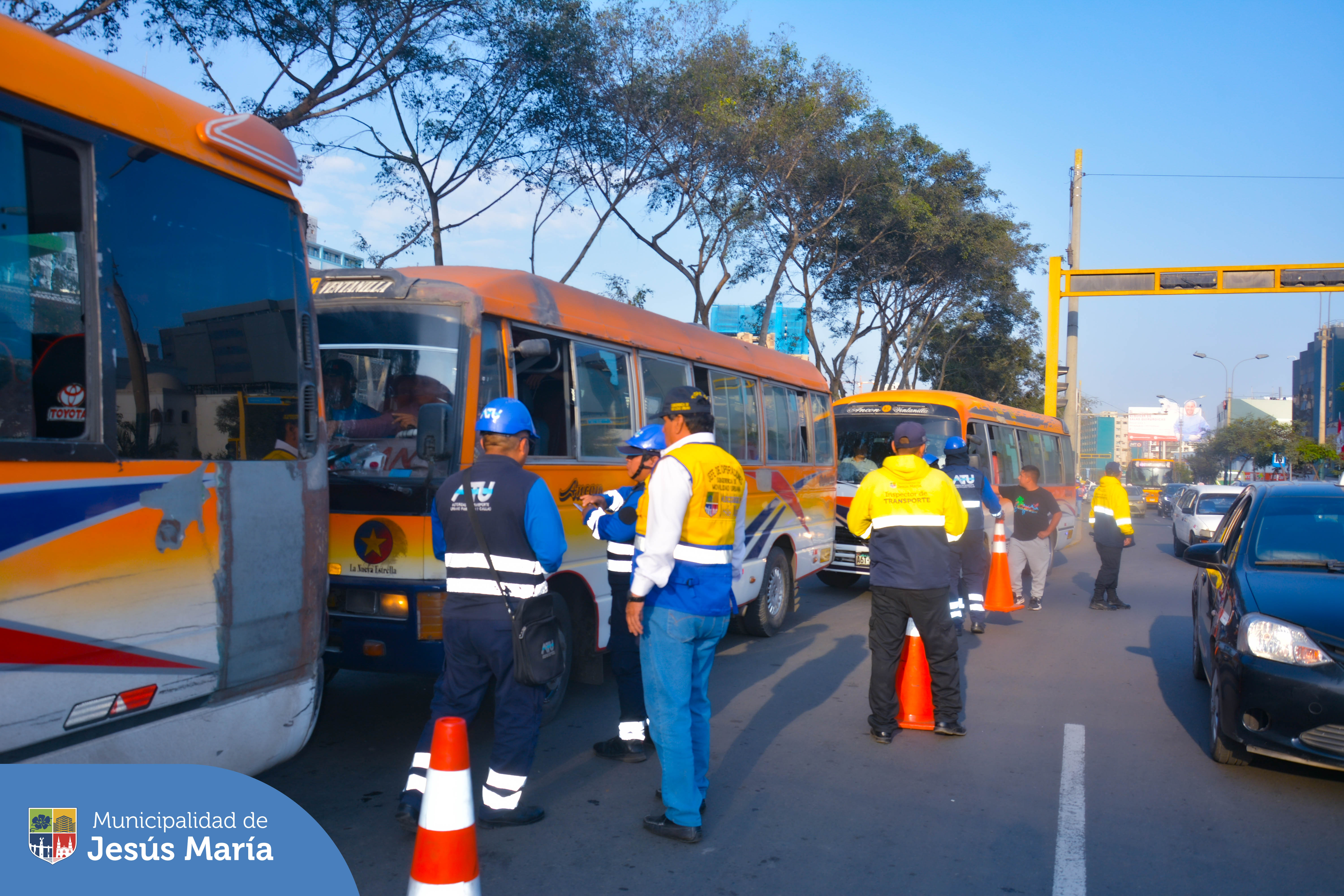 Personal de la Subgerencia de Movilidad Urbana, junto a la Autoridad de Transporte Urbano y la Policía Nacional, realizaron un nuevo operativo de tránsito en las Avenidas Edgardo Rebagliati y Salaverry.
Estas intervenciones 🚓 se realizan en diversos puntos del distrito, con el objetivo de erradicar el transporte público informal y hacer respetar las zonas rígidas en donde vehículos se estacionan de manera irregular obstaculizando la libre circulación.