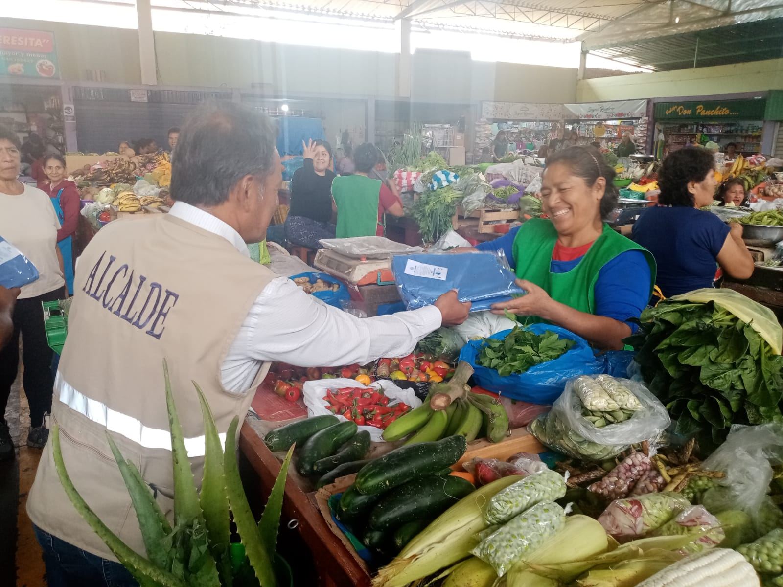 Además, el alcalde dialogó con los comerciantes y ambulantes sobre la reubicación que se viene realizando en el marco del plan de ordenamiento urbano.