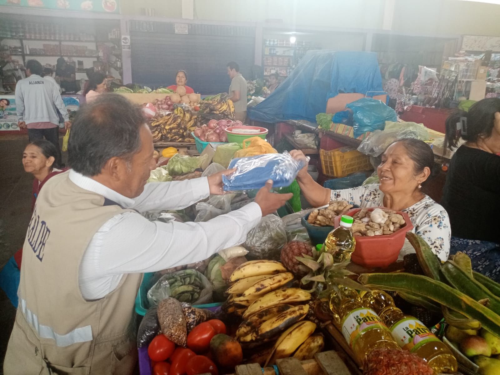 Además, el alcalde dialogó con los comerciantes y ambulantes sobre la reubicación que se viene realizando en el marco del plan de ordenamiento urbano.