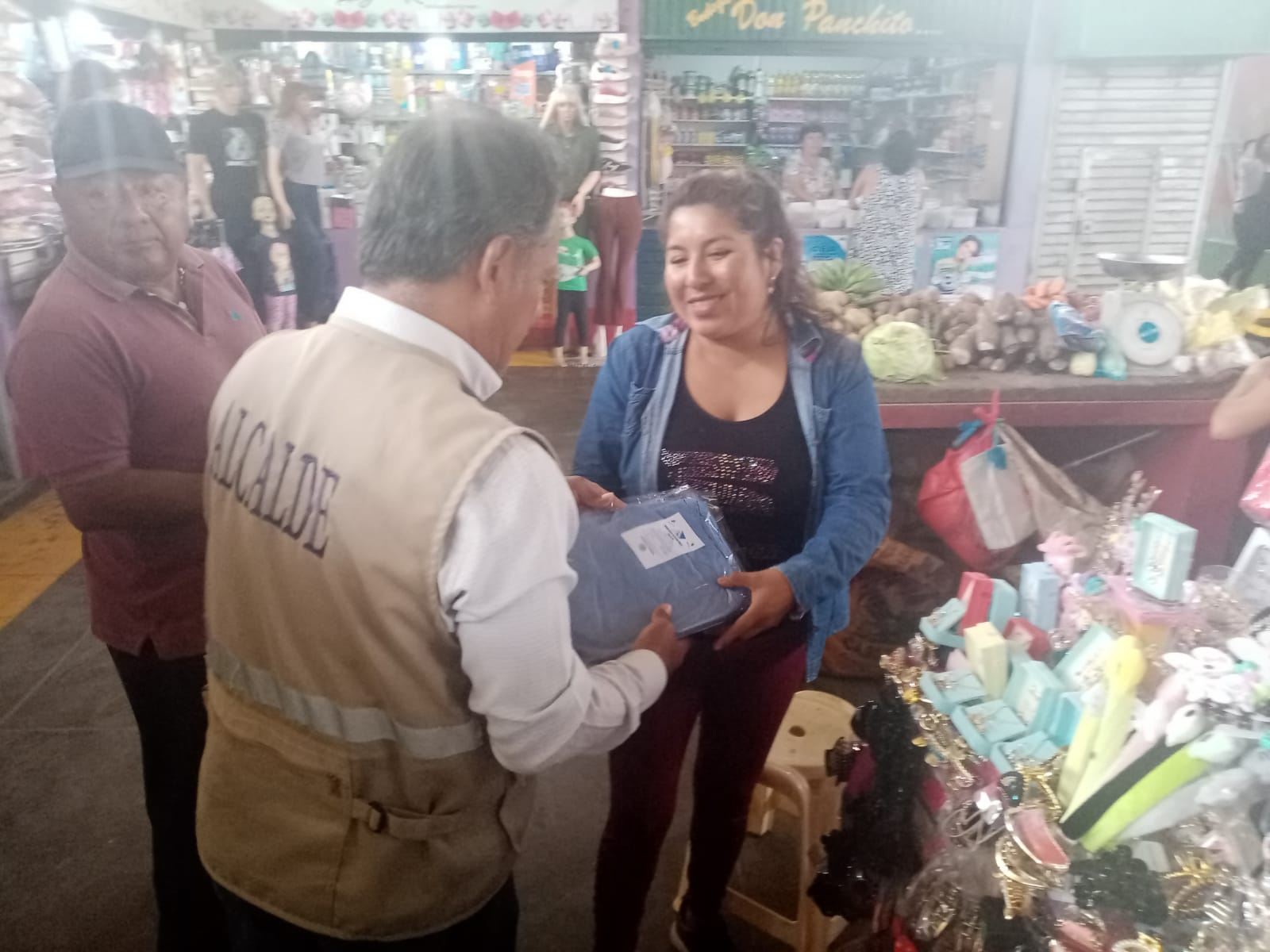 Además, el alcalde dialogó con los comerciantes y ambulantes sobre la reubicación que se viene realizando en el marco del plan de ordenamiento urbano.