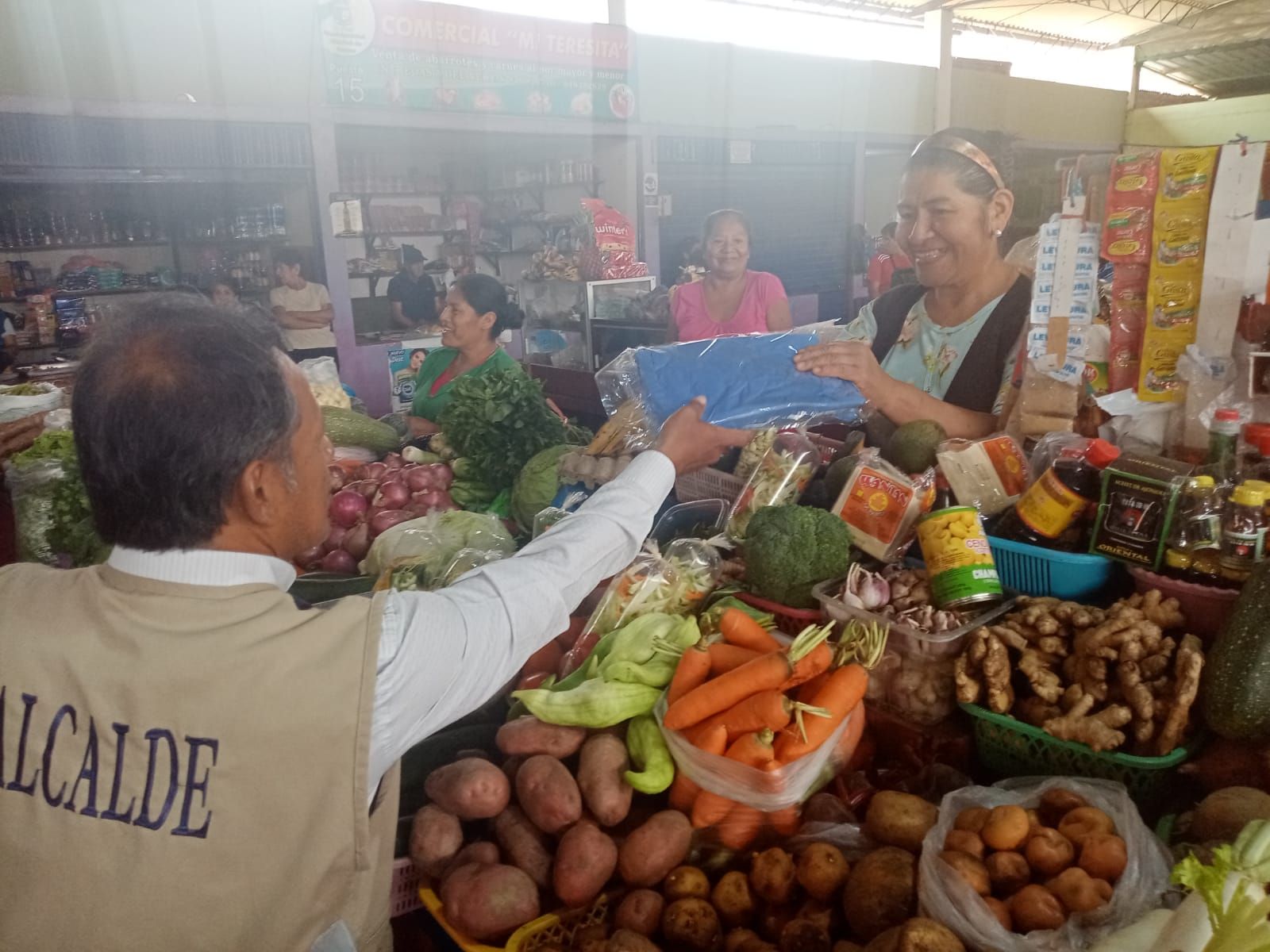 Además, el alcalde dialogó con los comerciantes y ambulantes sobre la reubicación que se viene realizando en el marco del plan de ordenamiento urbano.