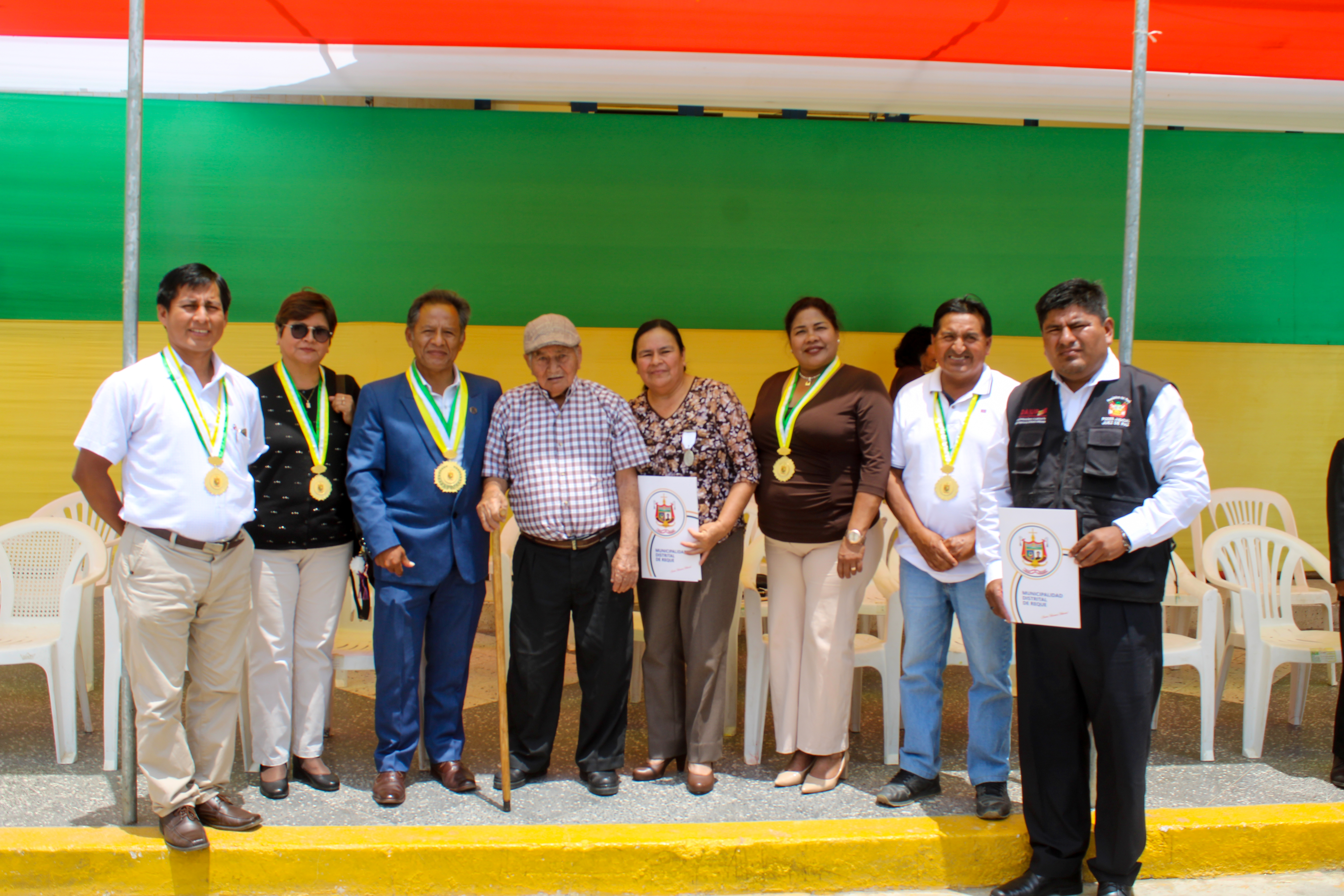 Además, durante el evento, se llevó a cabo la entrega oficial de equipos de laboratorio, generosamente donados por el ciudadano recano, quien reside en Estados Unidos.